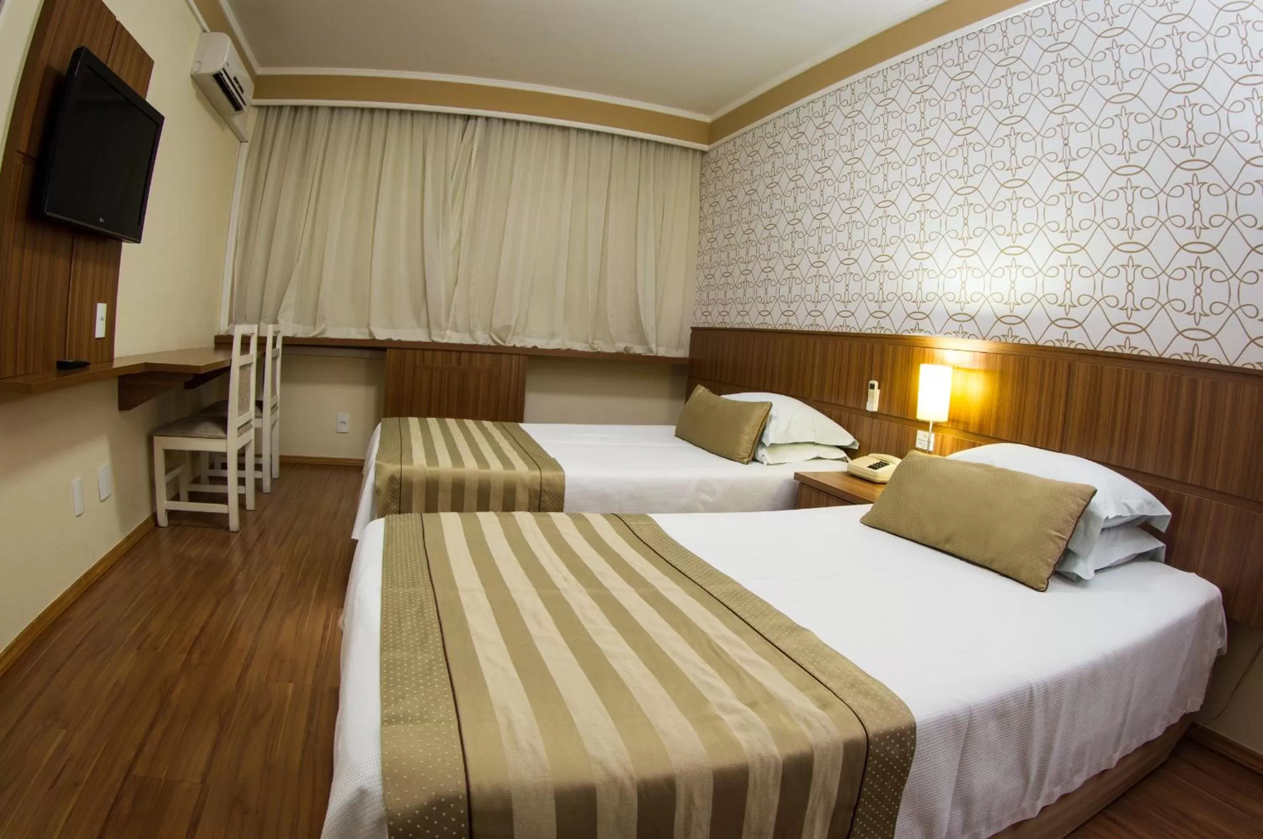 Photo of the whole room, Bed in LEON PARK HOTEL e CONVENÇÕES - Melhor Custo Benefício