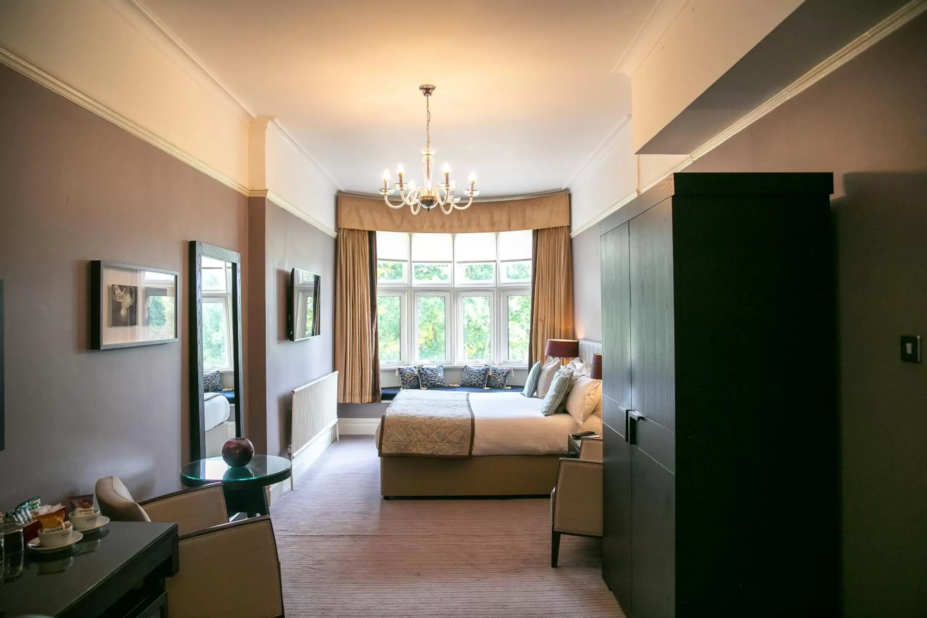 Junior Suite - Main Building in Hartsfield Manor Junior Suite - Main Building in Hartsfield Manor