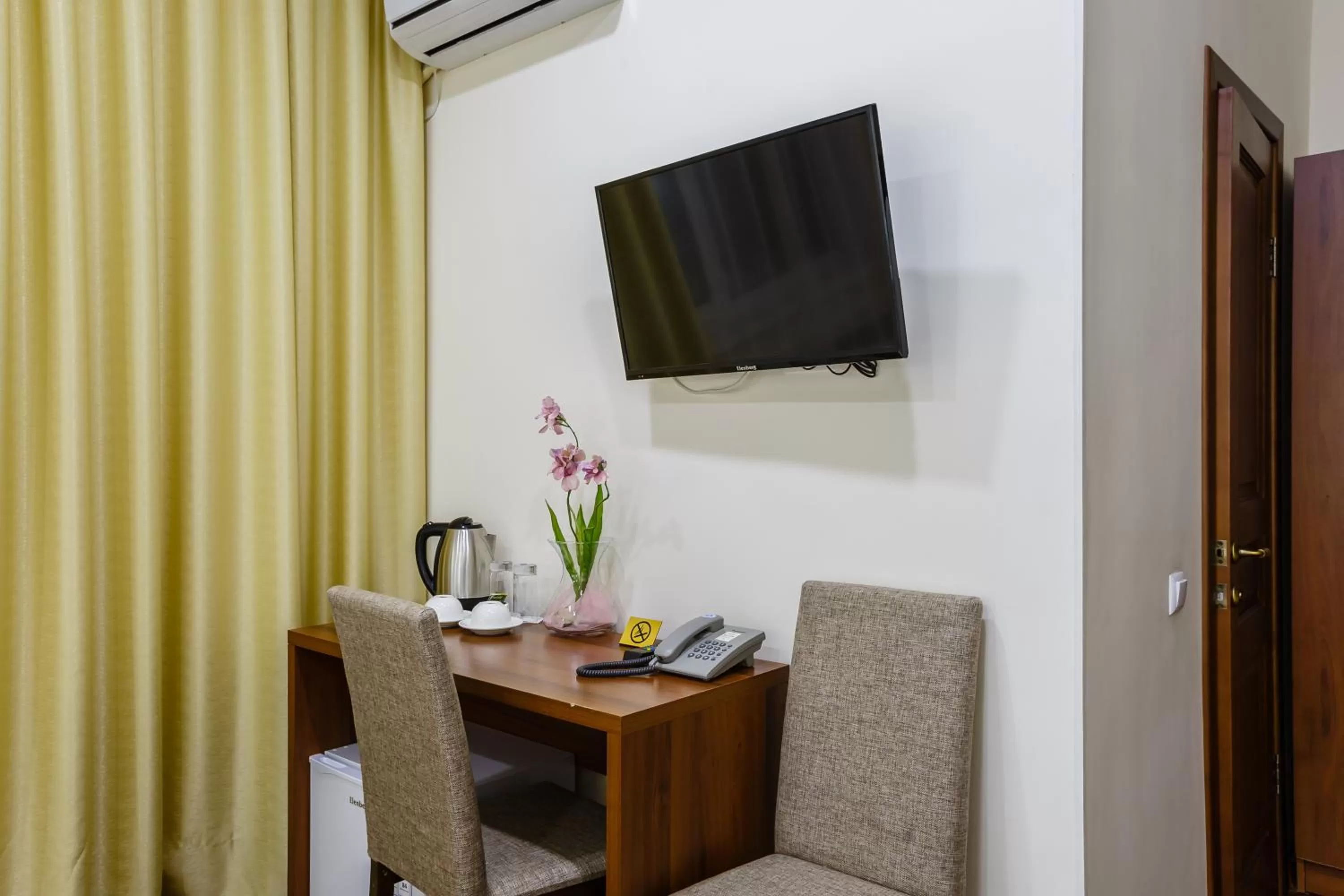 TV and multimedia, TV/Entertainment Center in Brown Hotel