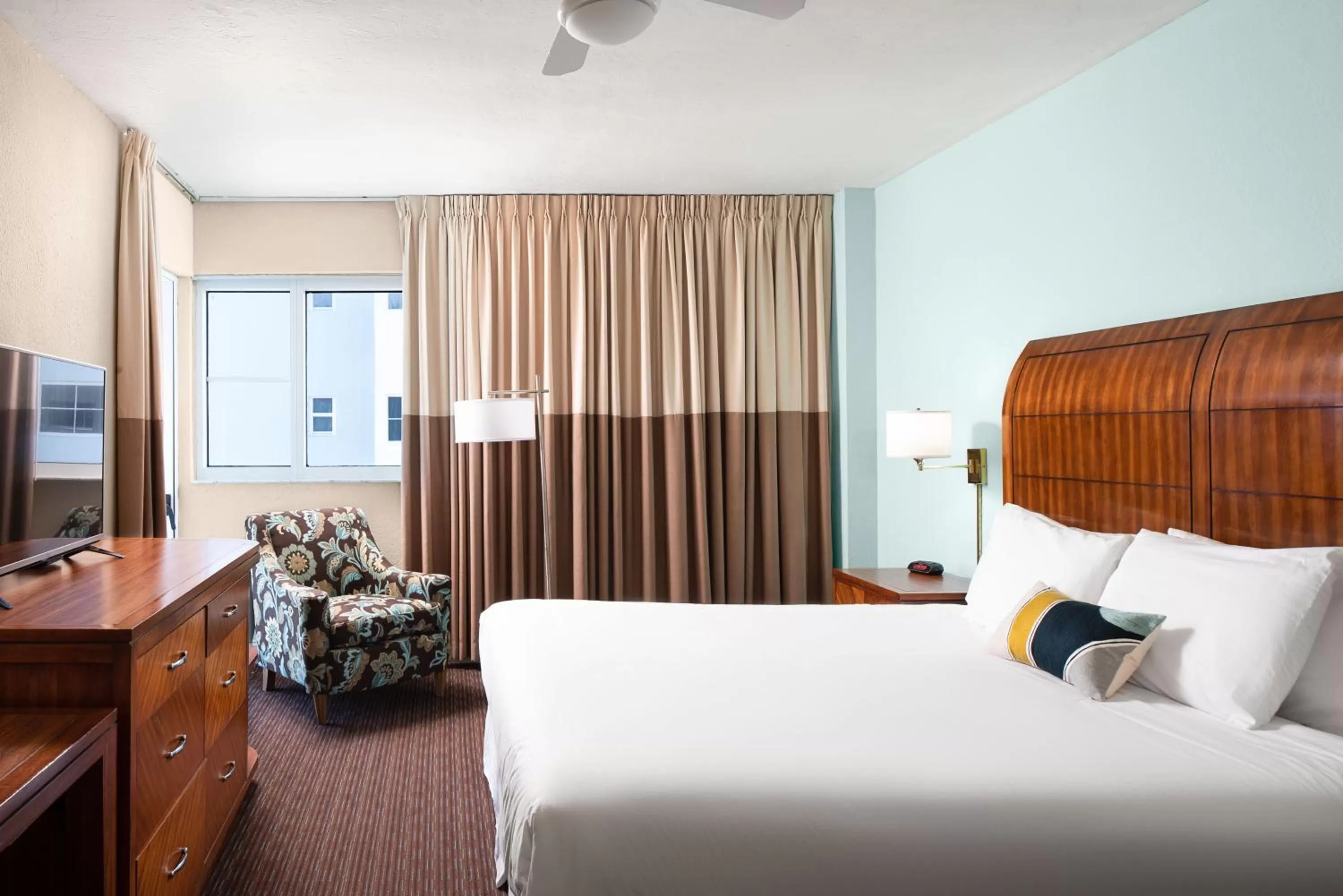 Bedroom, Bed in Sherry Frontenac Oceanfront