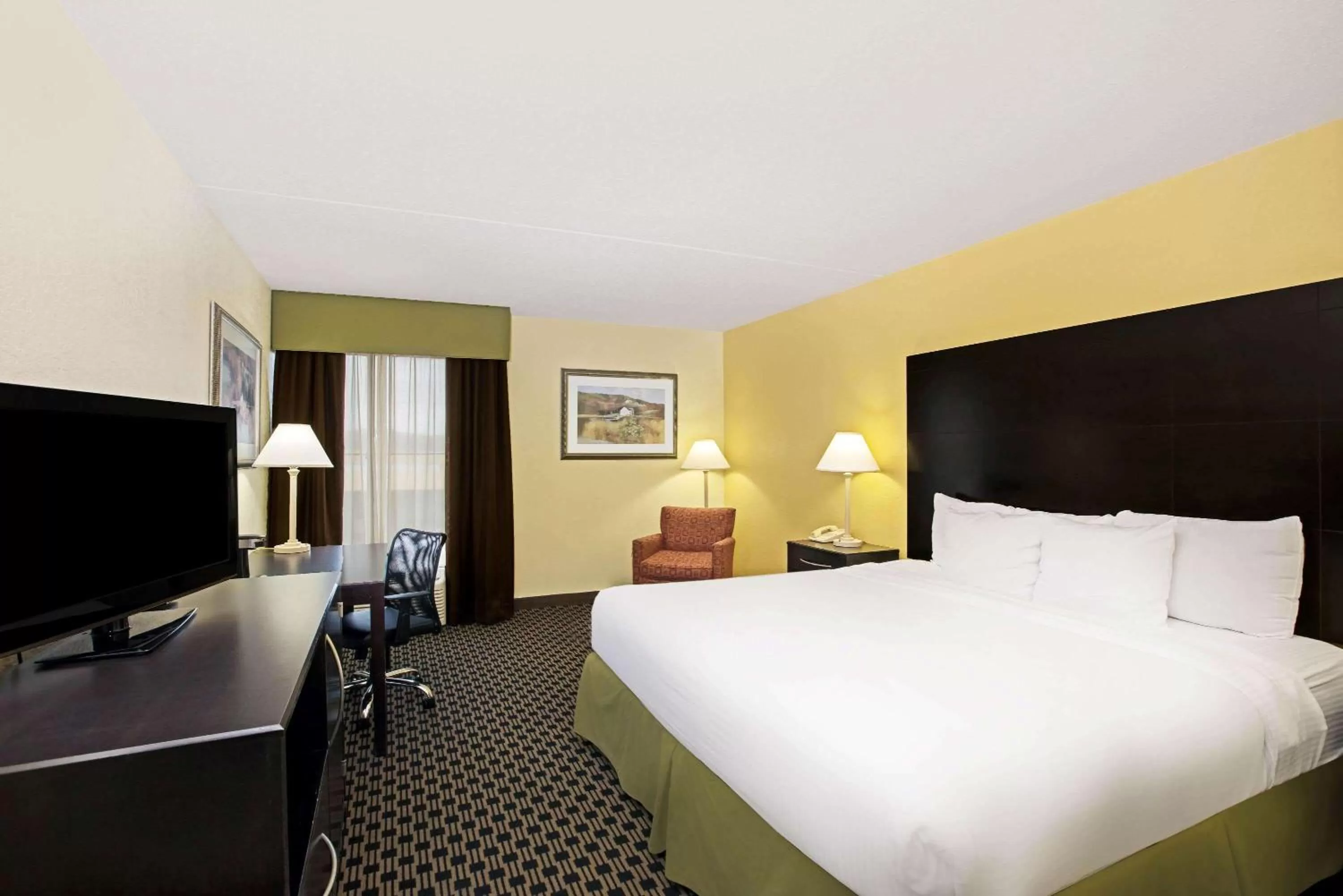 Photo of the whole room, Bed in La Quinta by Wyndham Salina