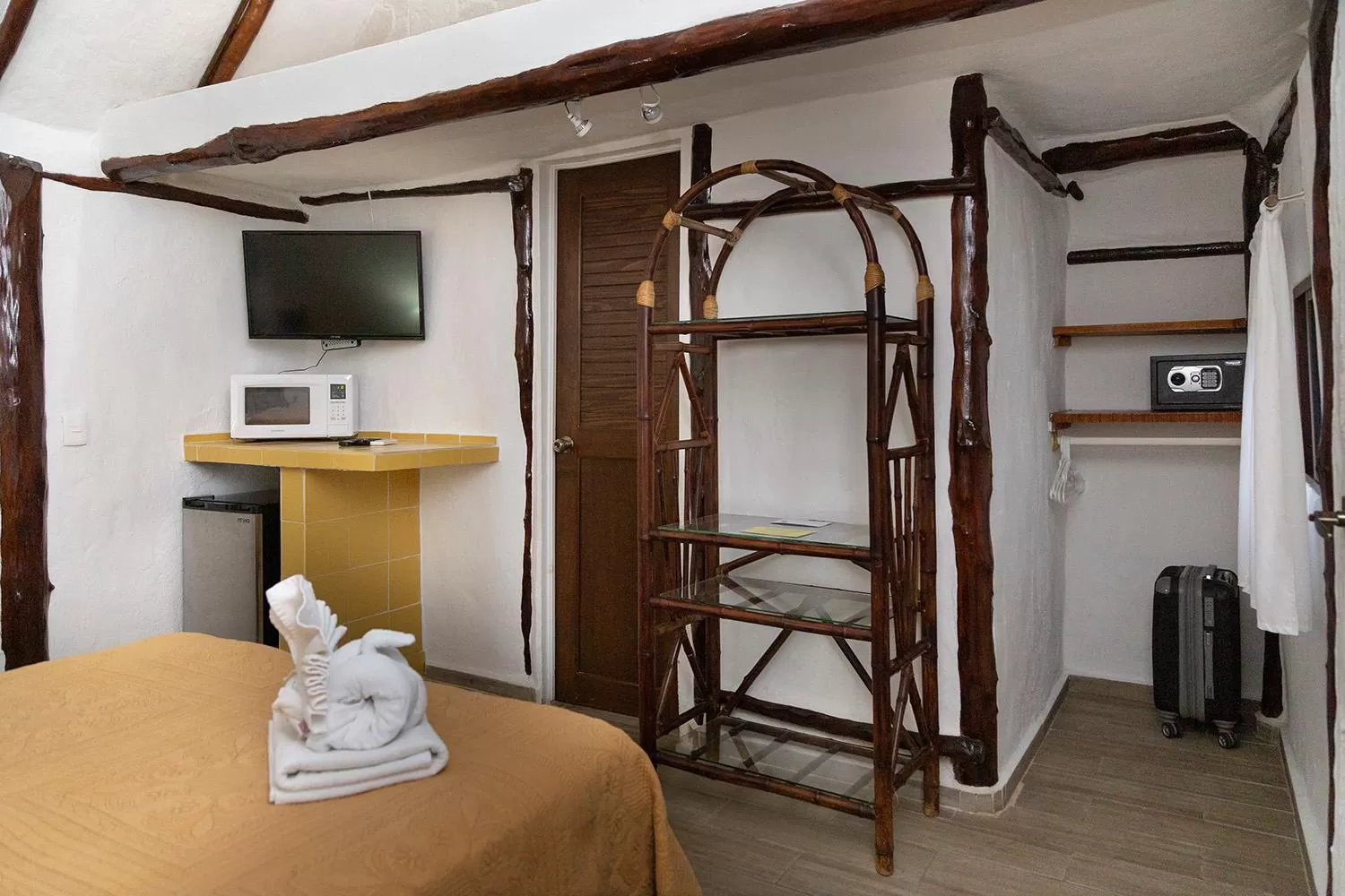 Bed in Hotel Amar Inn