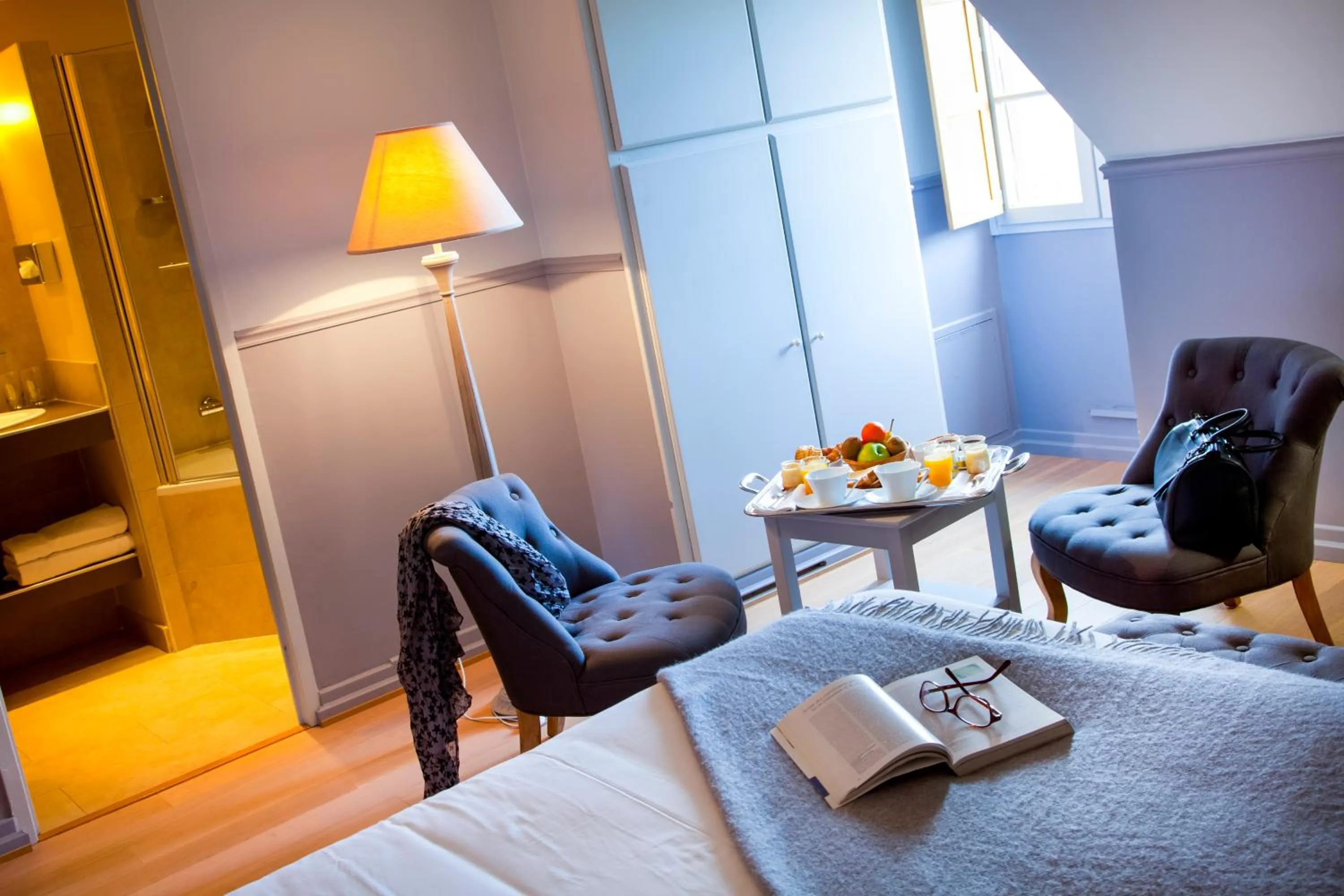 Bed in Logis Hostellerie des Clos et restaurant Bistrot des grands crus et Maison de la tour Chablis