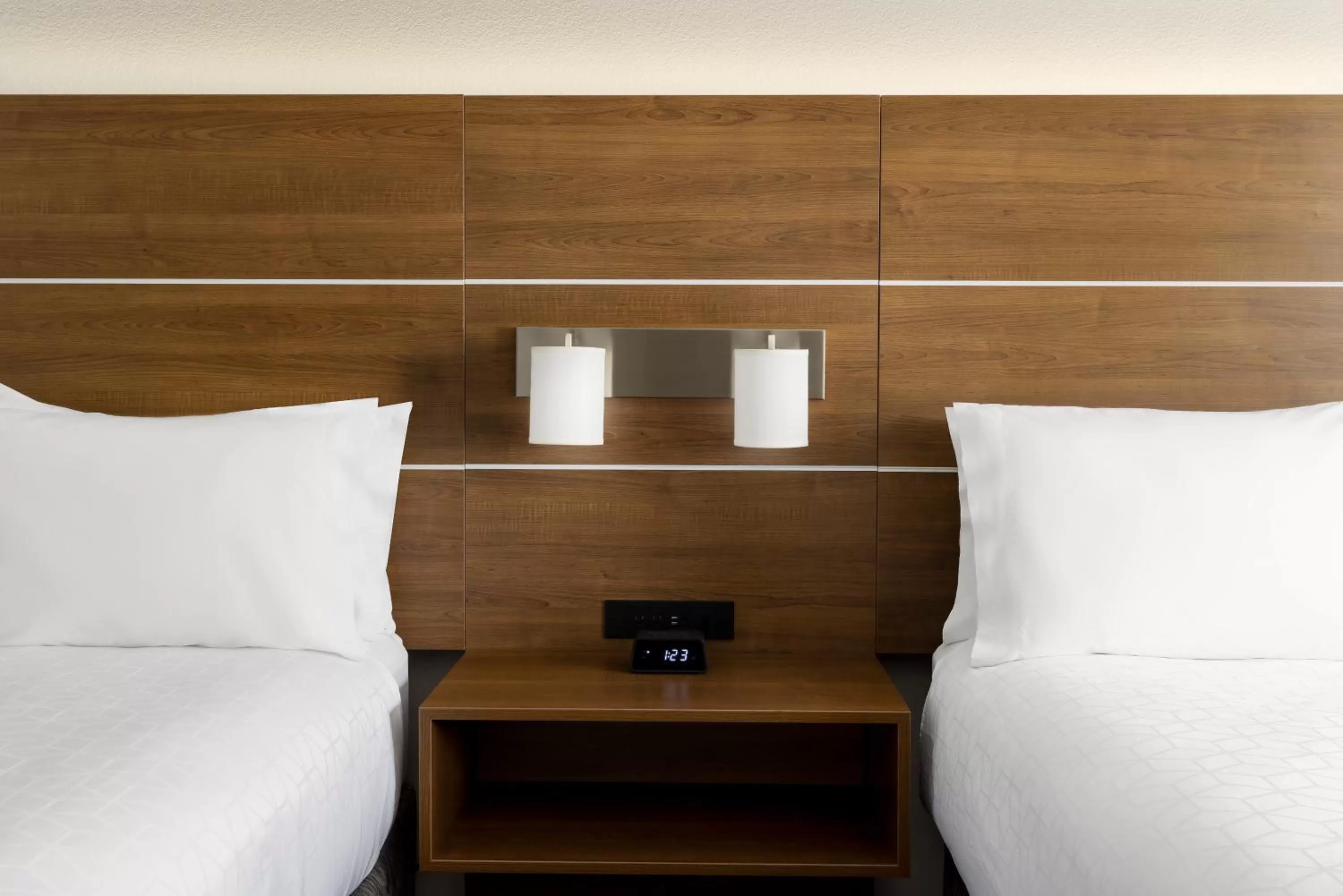 Bed in Holiday Inn Express & Suites Oakhurst-Yosemite Park Area by IHG