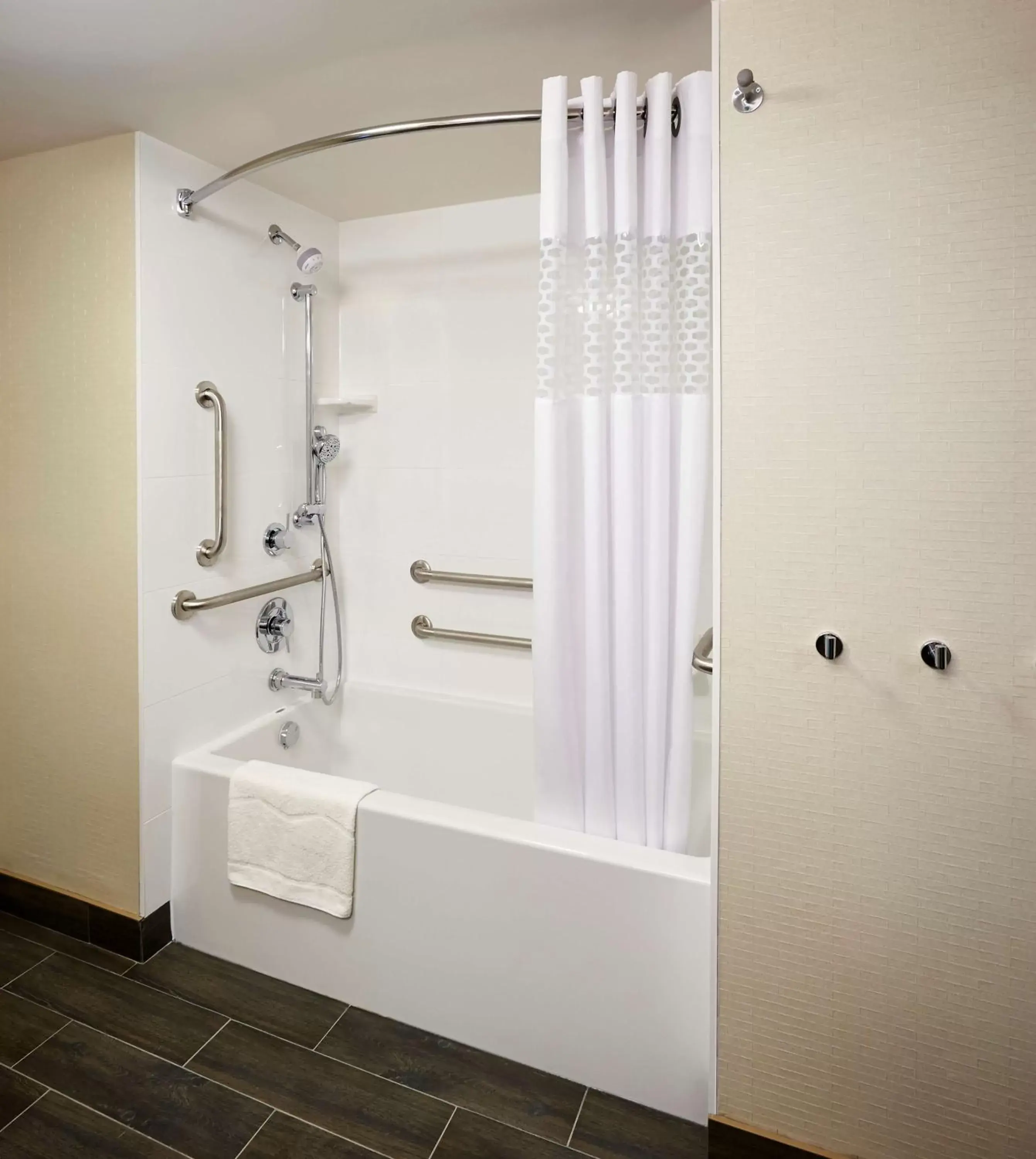King Room with Accessible Tub - Mobility and Hearing Access/Non-Smoking in Hampton Inn by Hilton Timmins King Room with Accessible Tub - Mobility and Hearing Access/Non-Smoking in Hampton Inn by Hilton Timmins