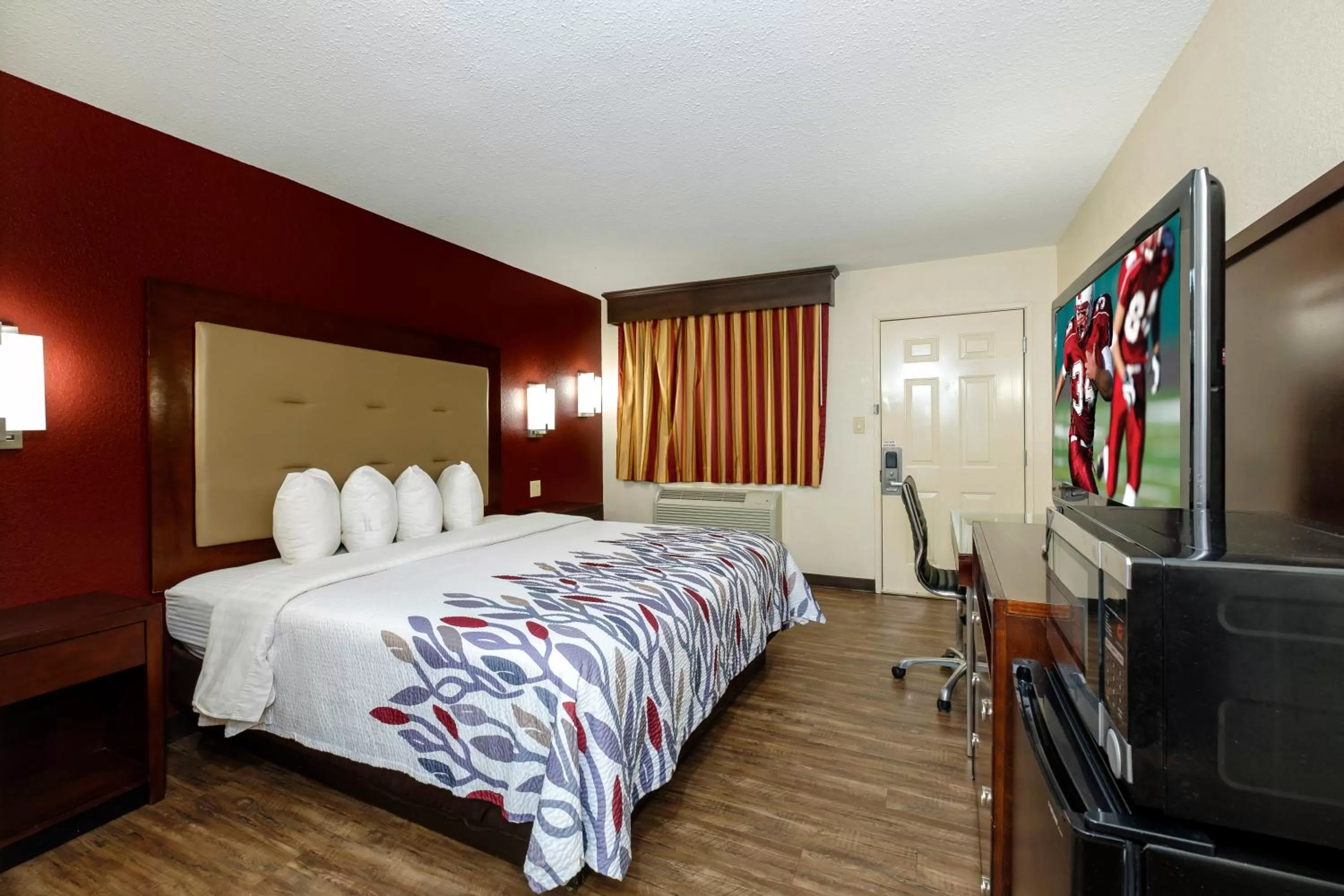Photo of the whole room, Bed in Red Roof Inn Columbus, MS