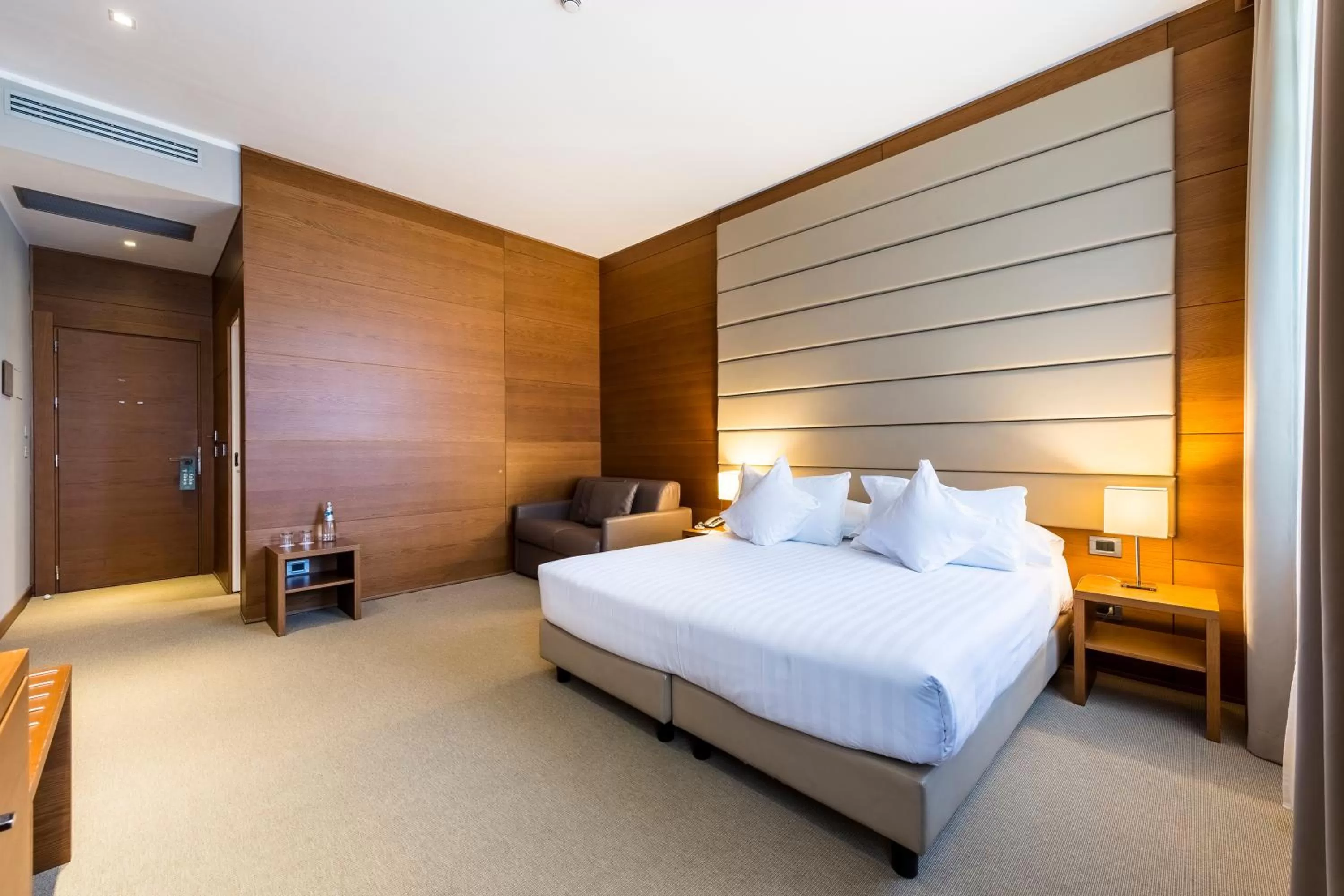 Bedroom, Bed in Occidental Aurelia