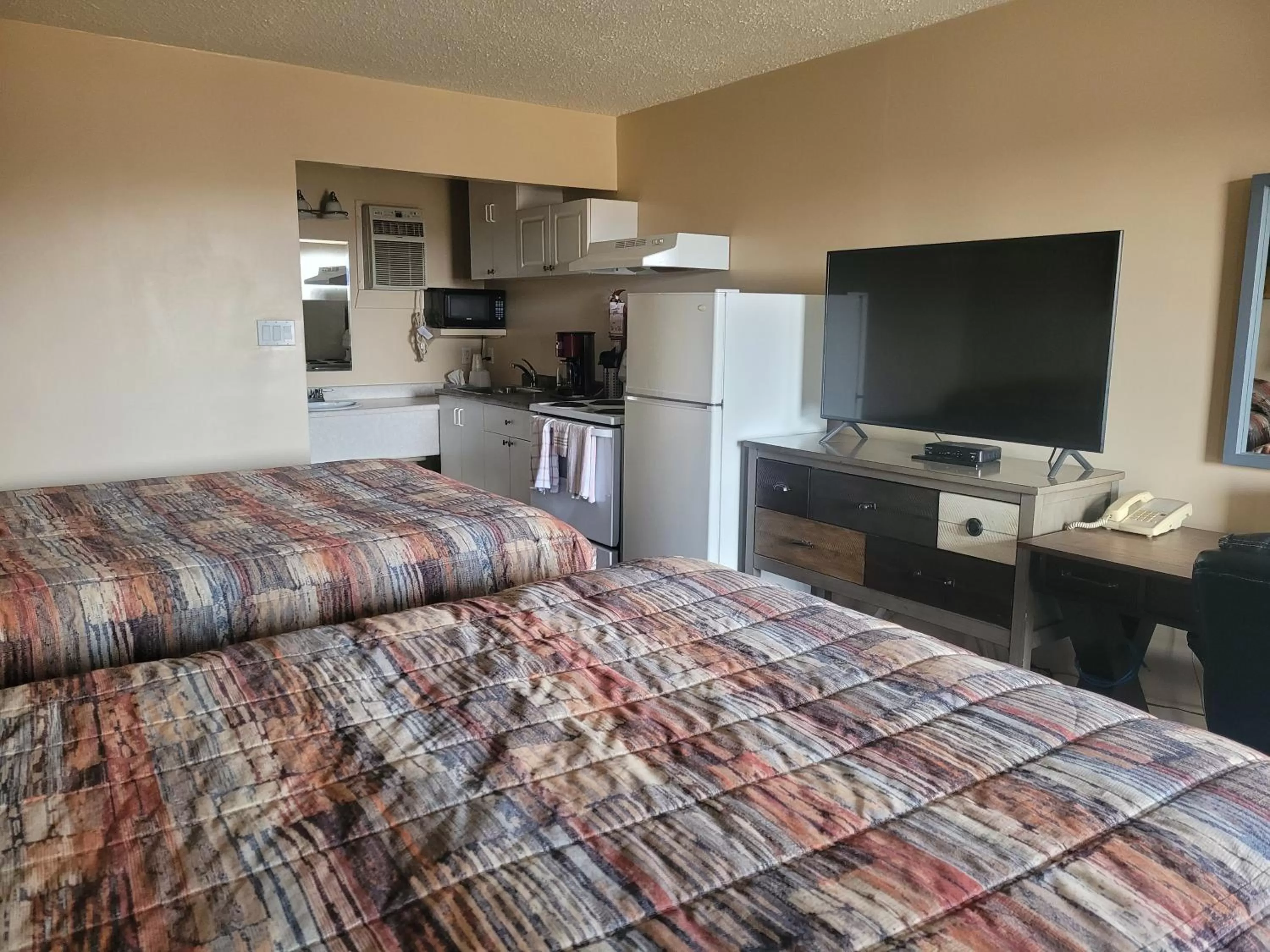 Kitchen or kitchenette, Bed in Dockside Inn