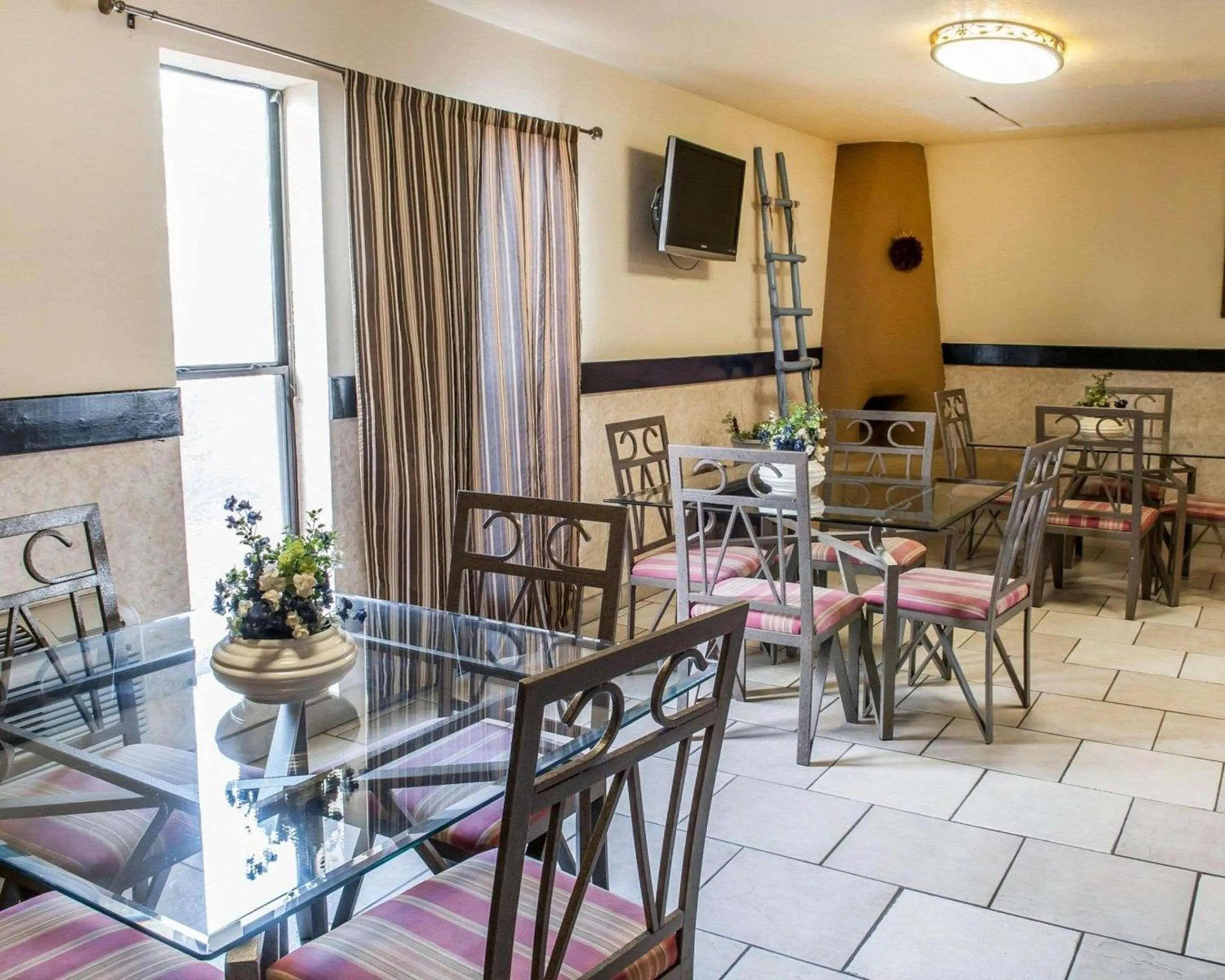 Restaurant/places to eat in Rodeway Inn Espanola