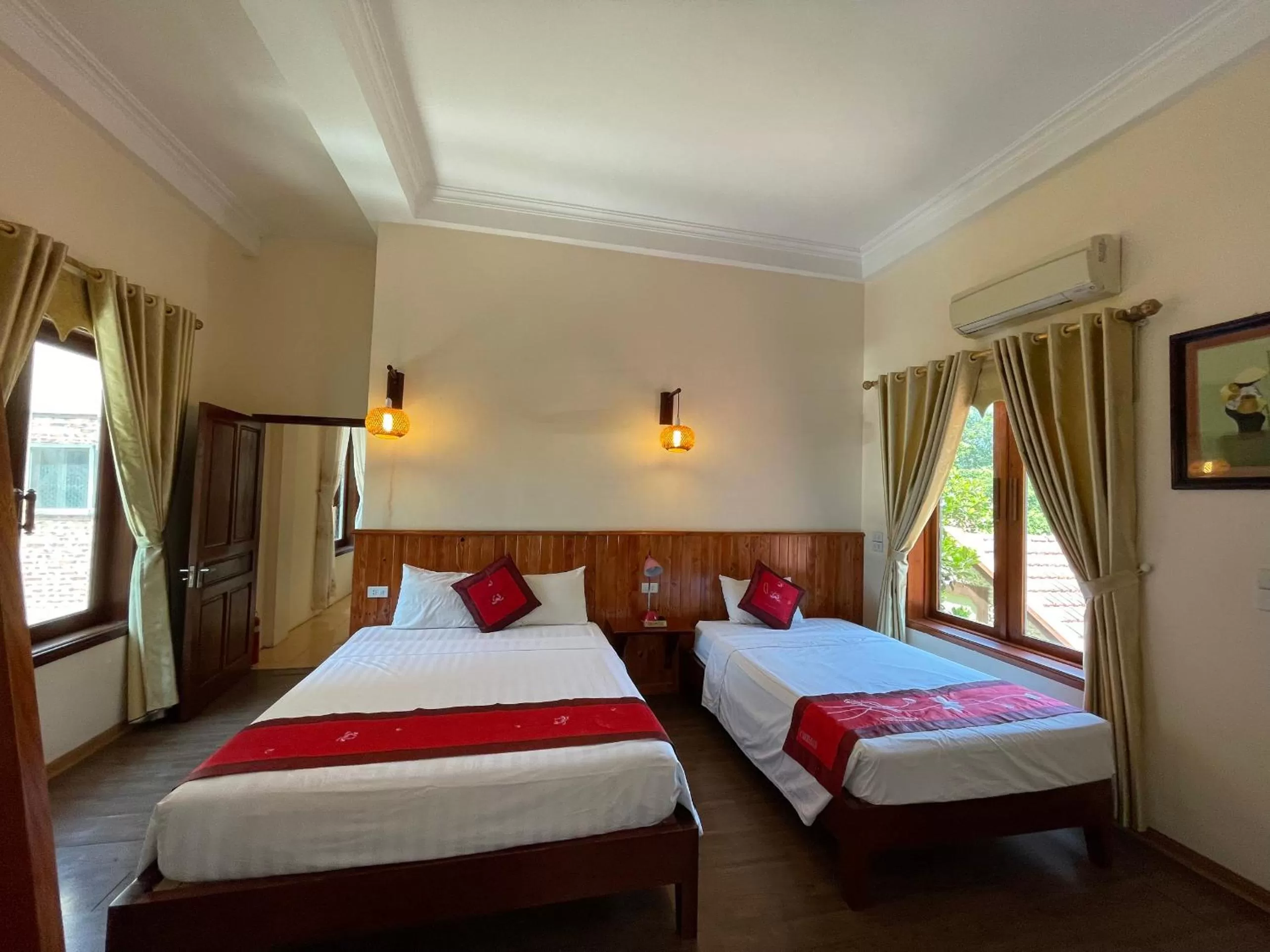 Photo of the whole room, Bed in Chez Loan Hotel