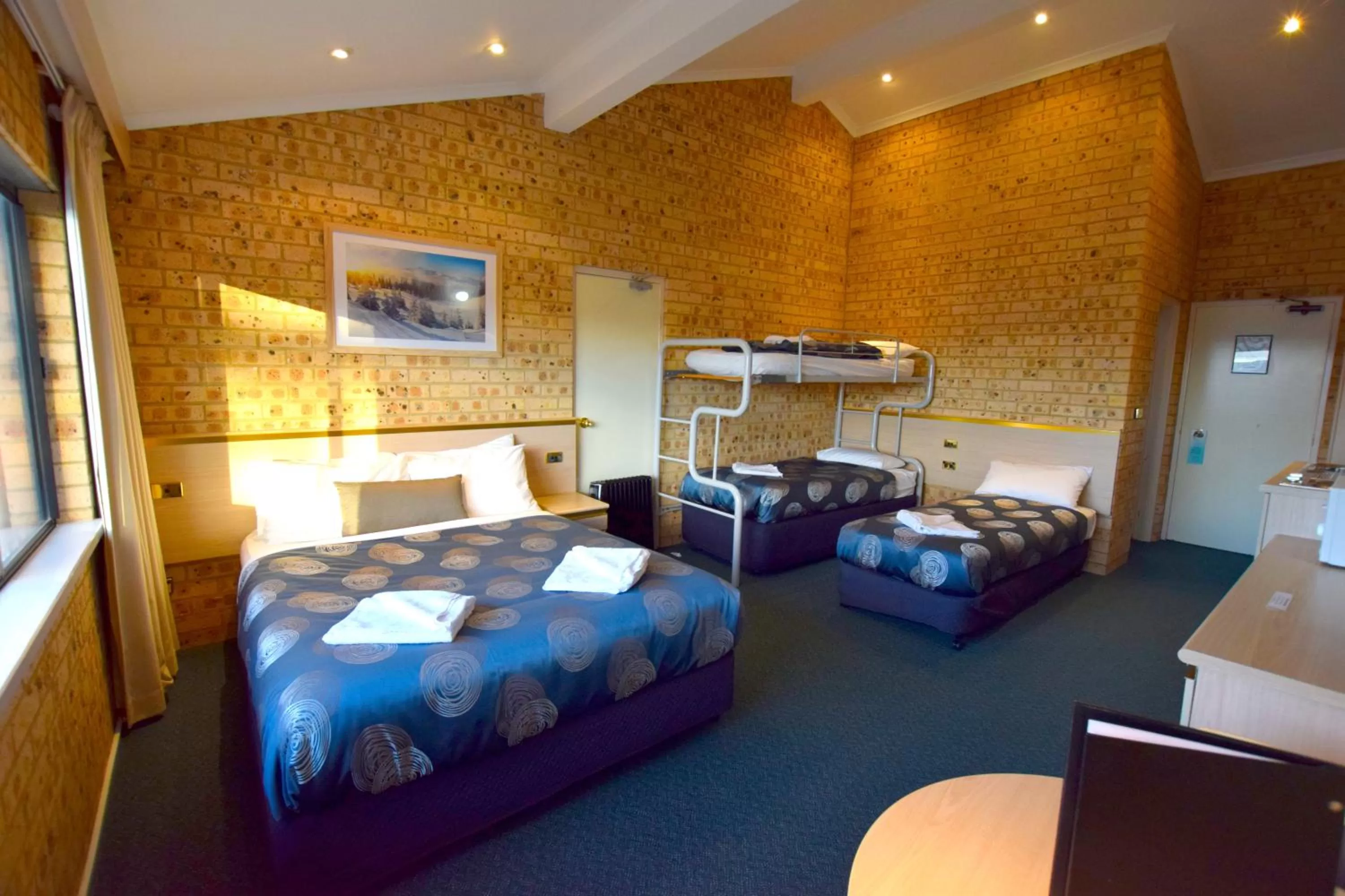 Photo of the whole room, Bed in Alpine Resort Motel