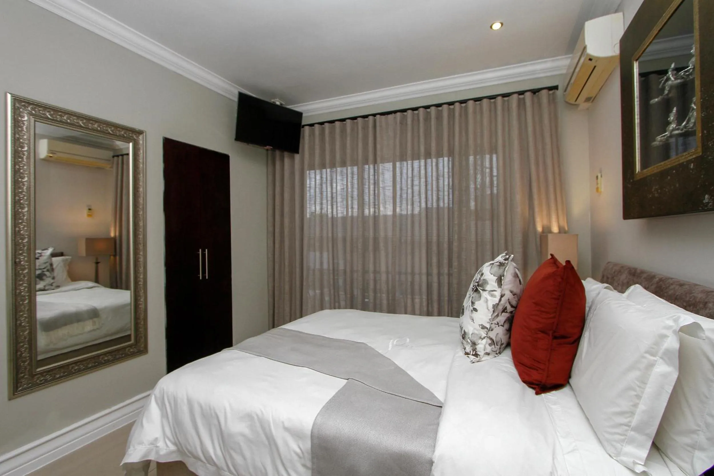 Bedroom, Bed in Sanchia Luxury Guest House