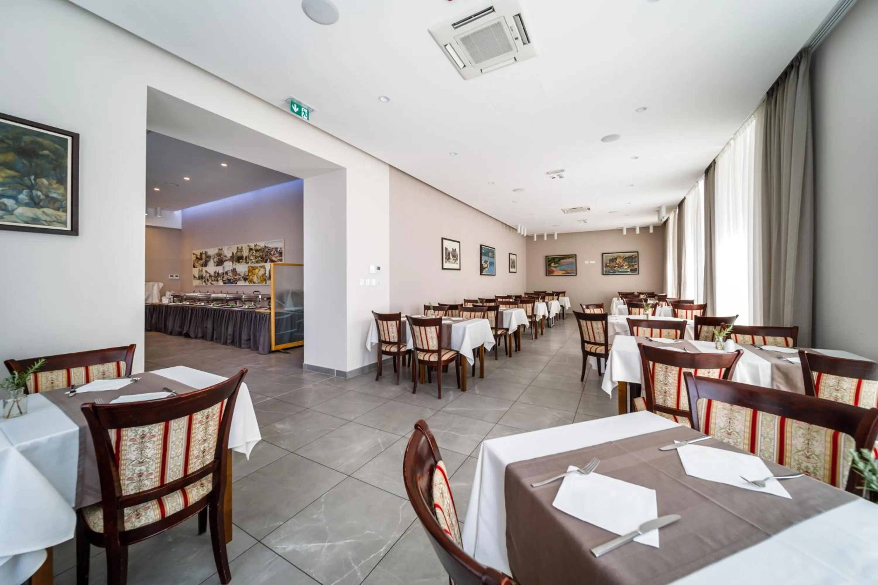 Restaurant/places to eat in Hotel Continental