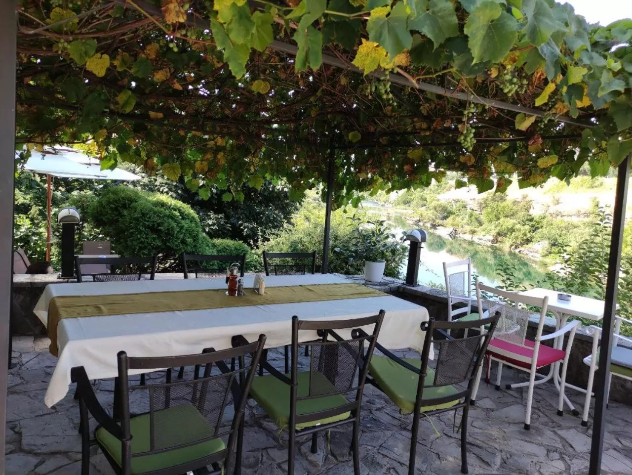 Restaurant/Places to Eat in Hotel Ambasador