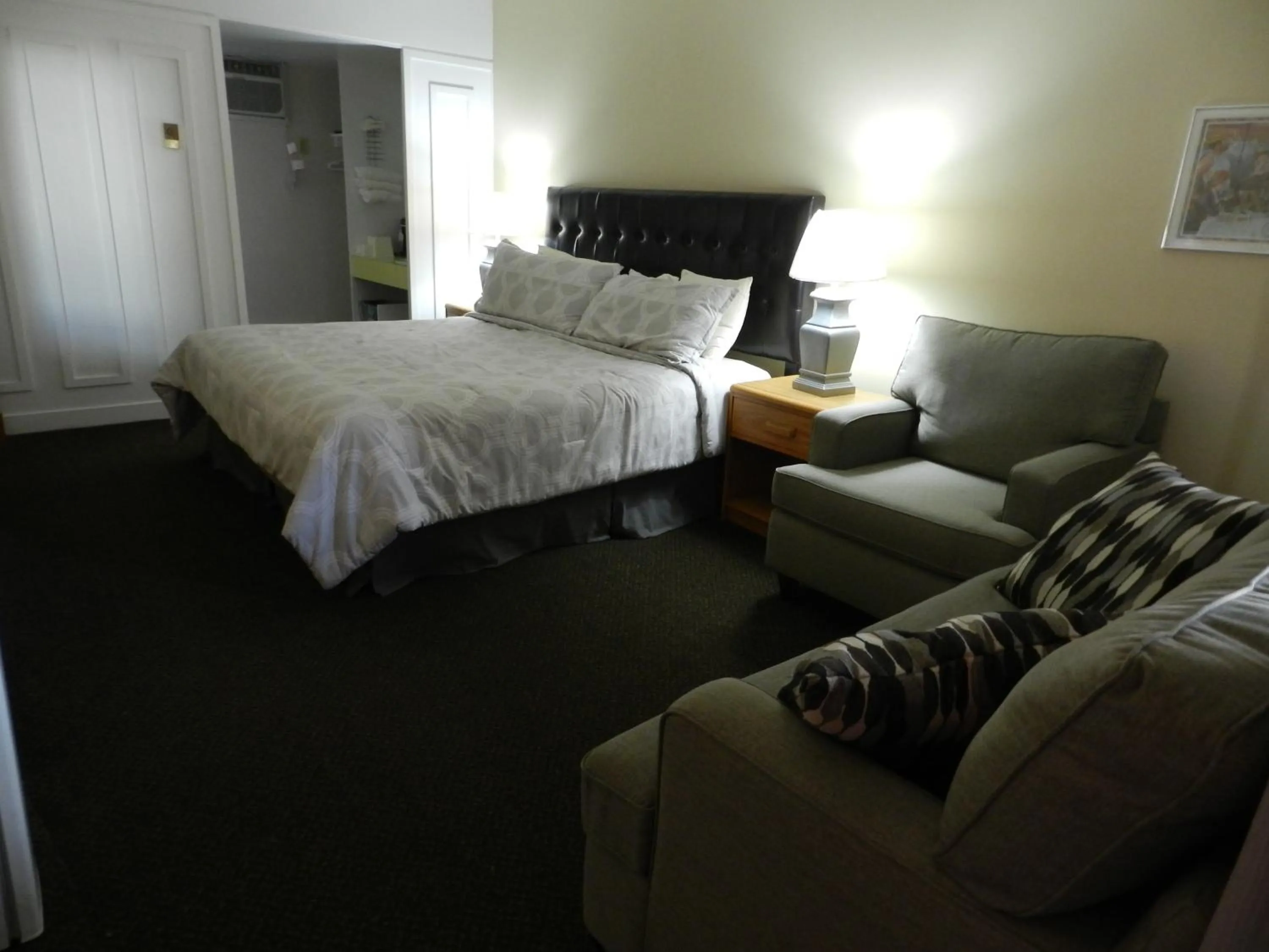 Bed in Kings Inn Near the Falls