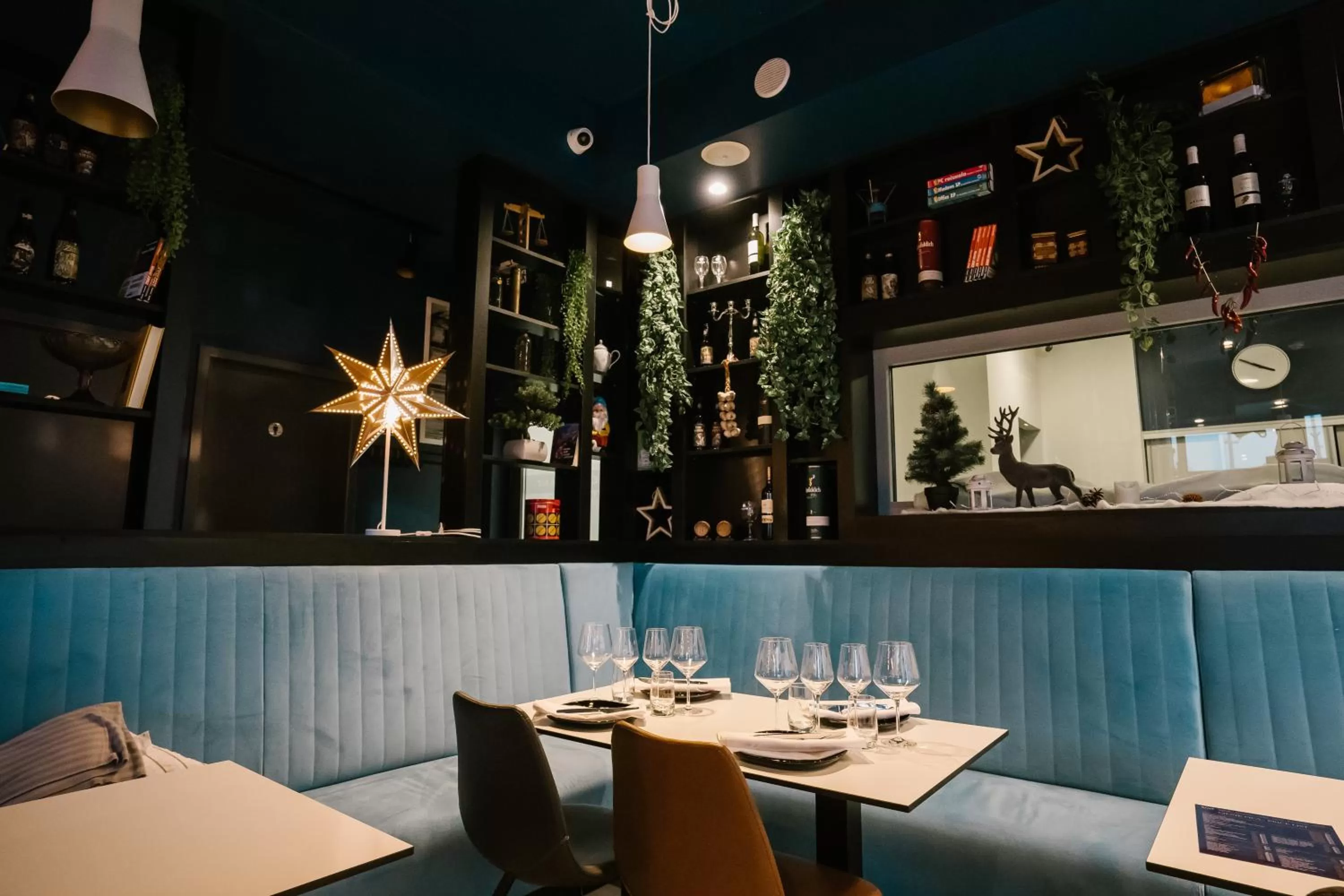 Restaurant/places to eat in Hotel Blue