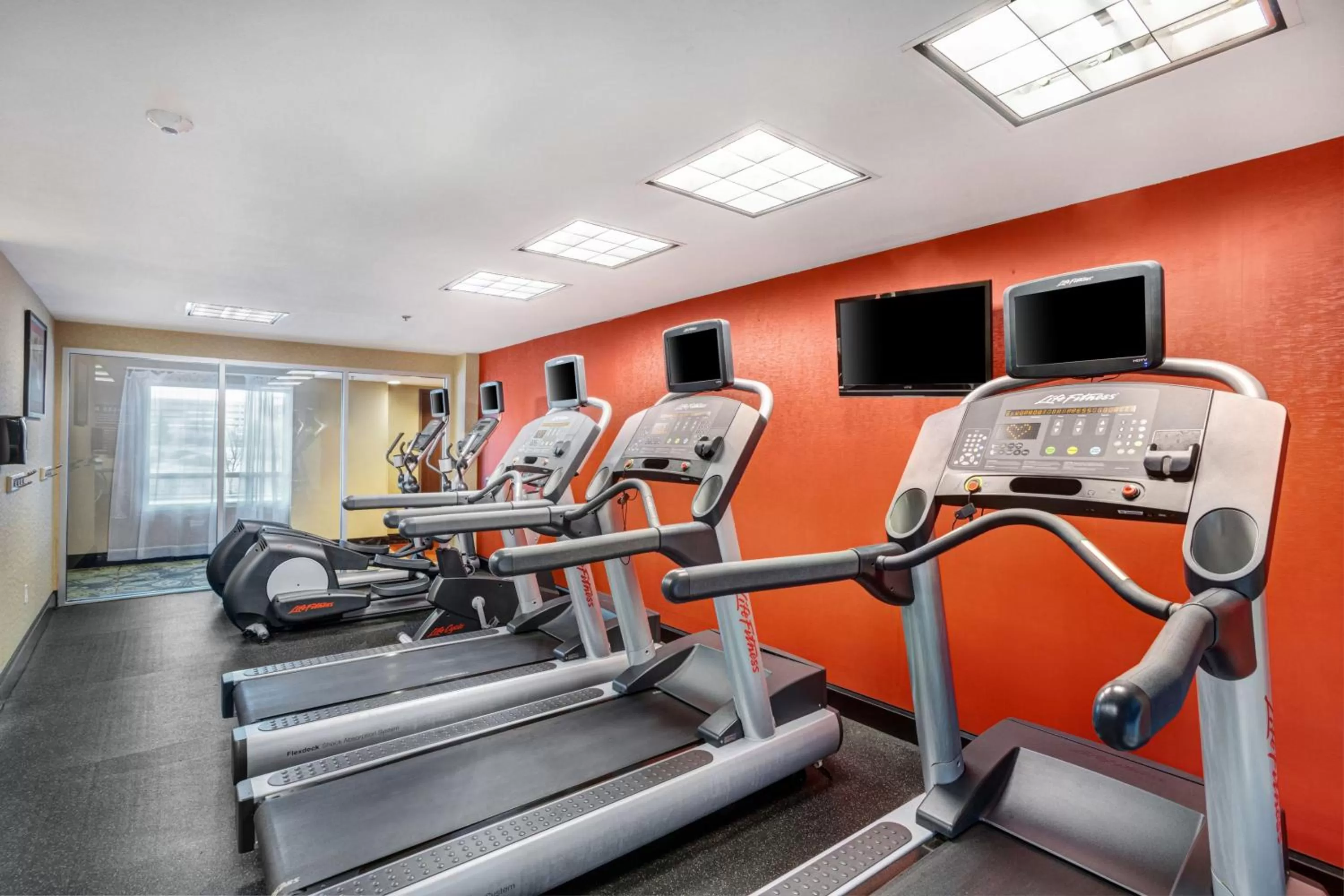 Fitness centre/facilities in Crowne Plaza Houston Galleria Area by IHG