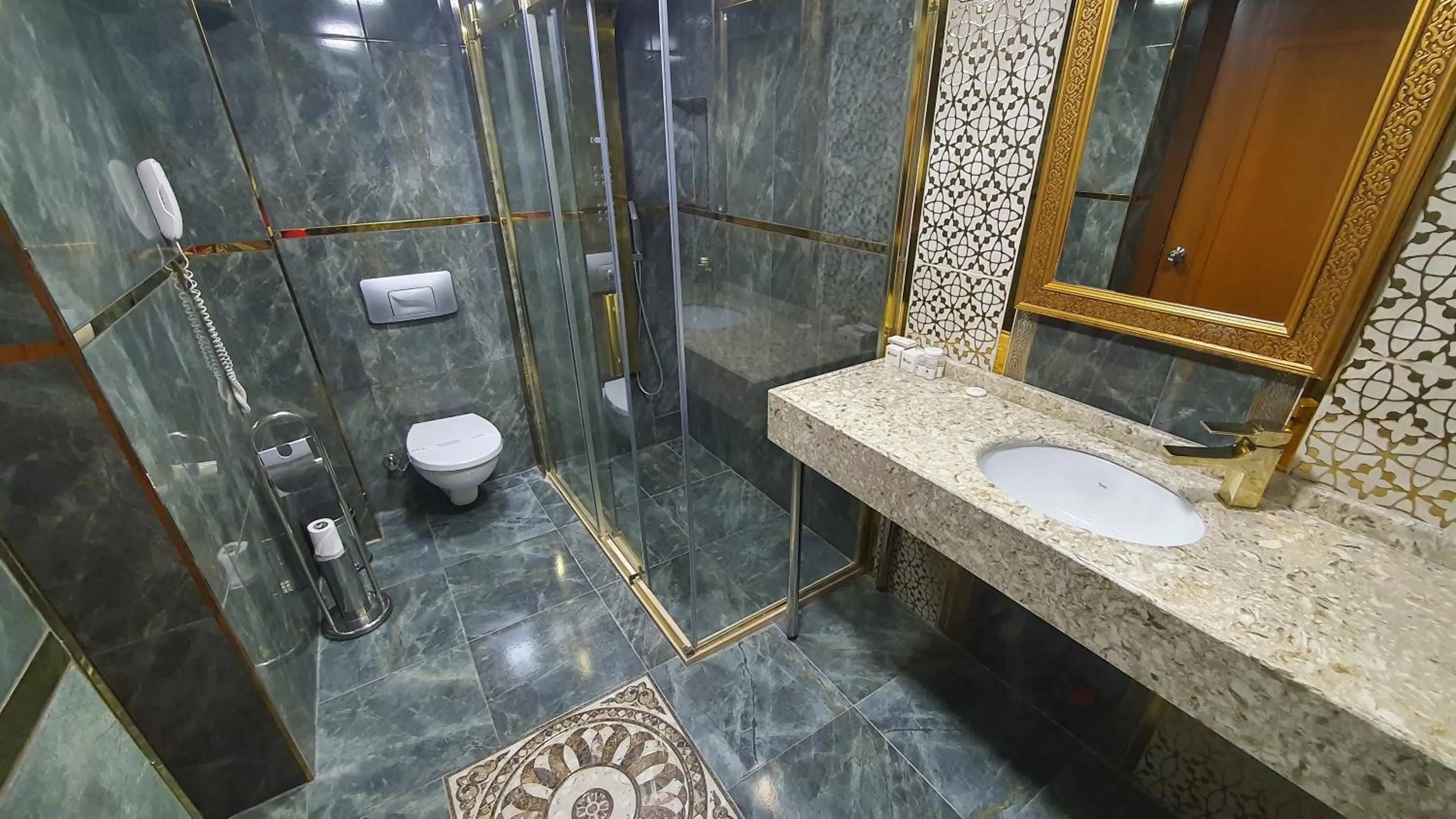 Toilet in Asur Hotel