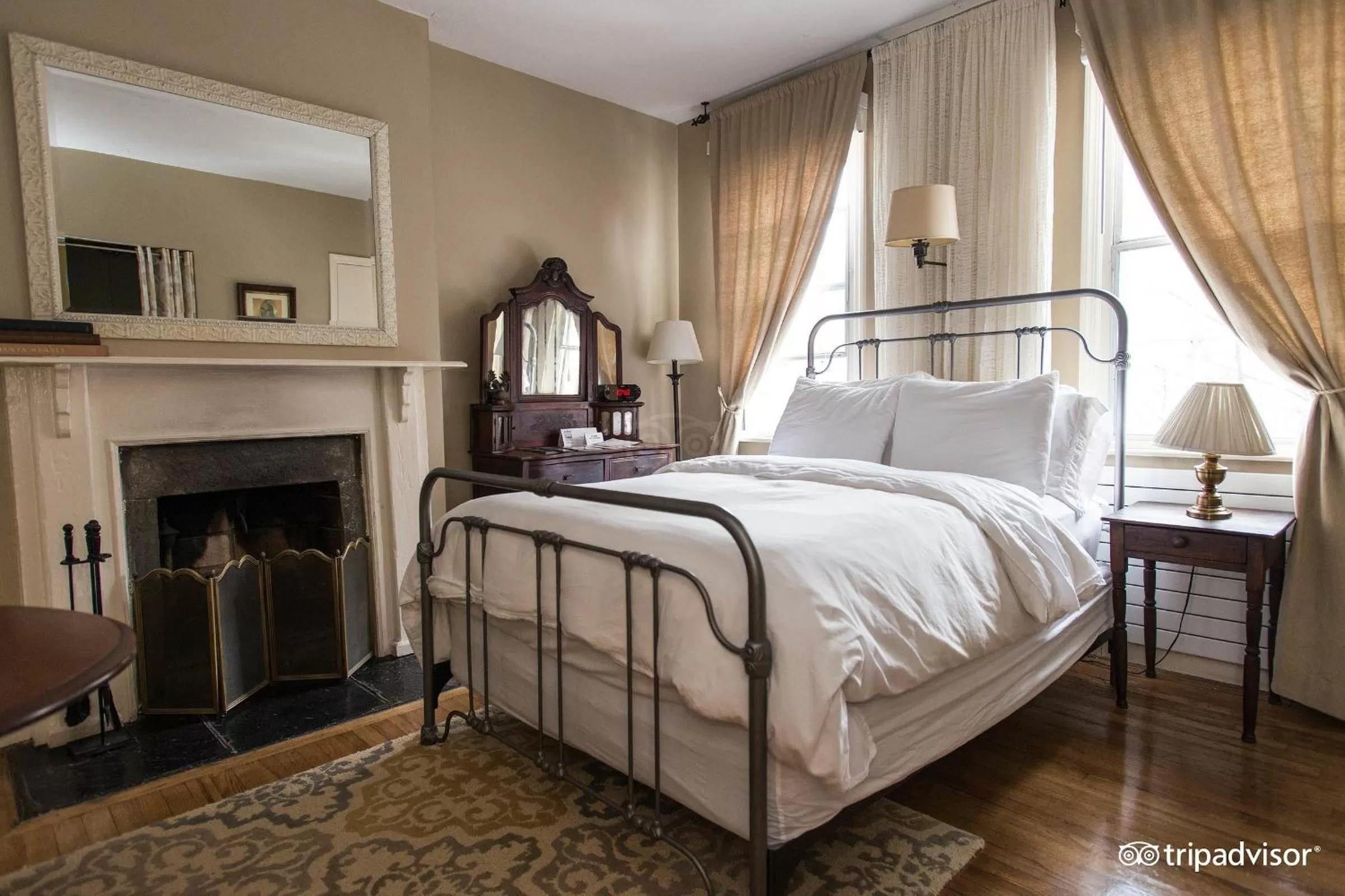 Photo of the whole room, Bed in Incentra Village Hotel