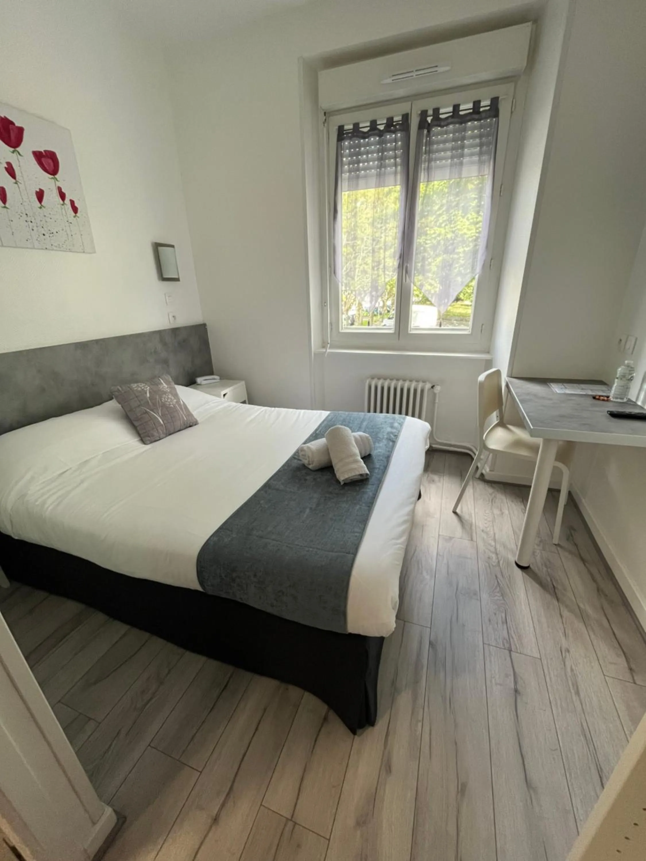 Bedroom, Bed in Hôtel Agena