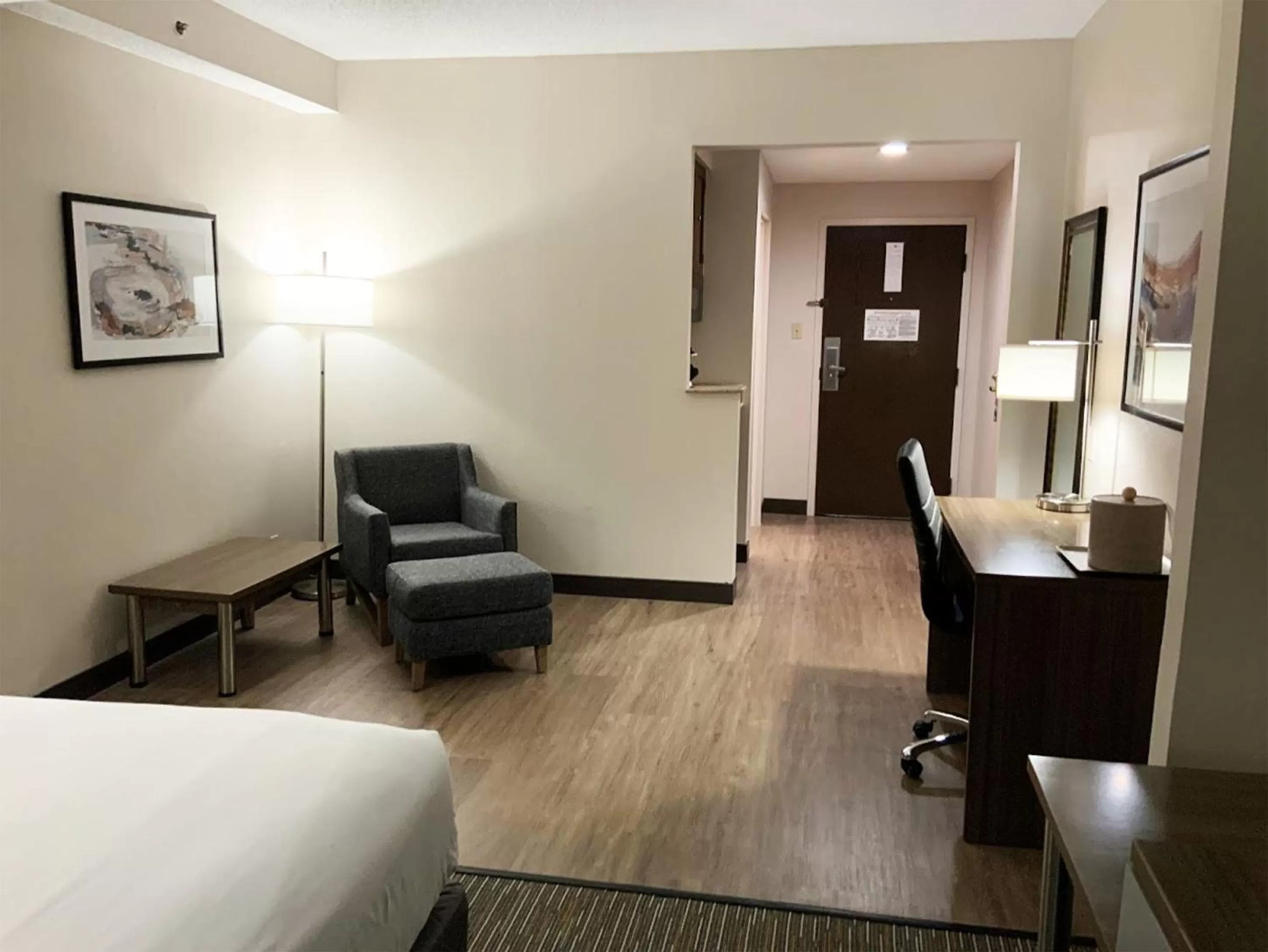 Seating area, Bed in Wingate by Wyndham Jackson Ridgeland