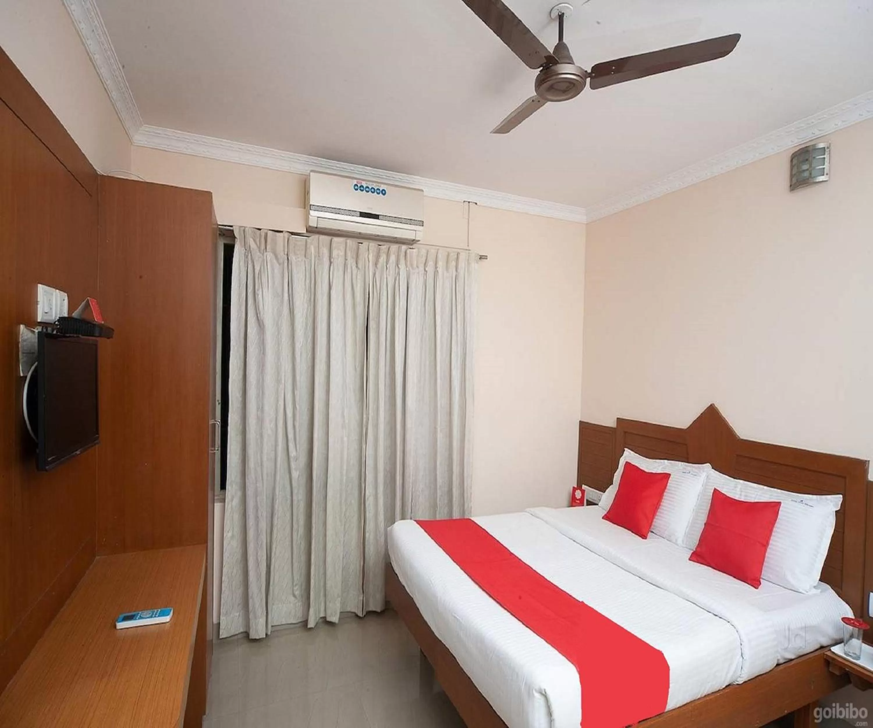 Bed in Silver Cloud Hotel Sholinganallur