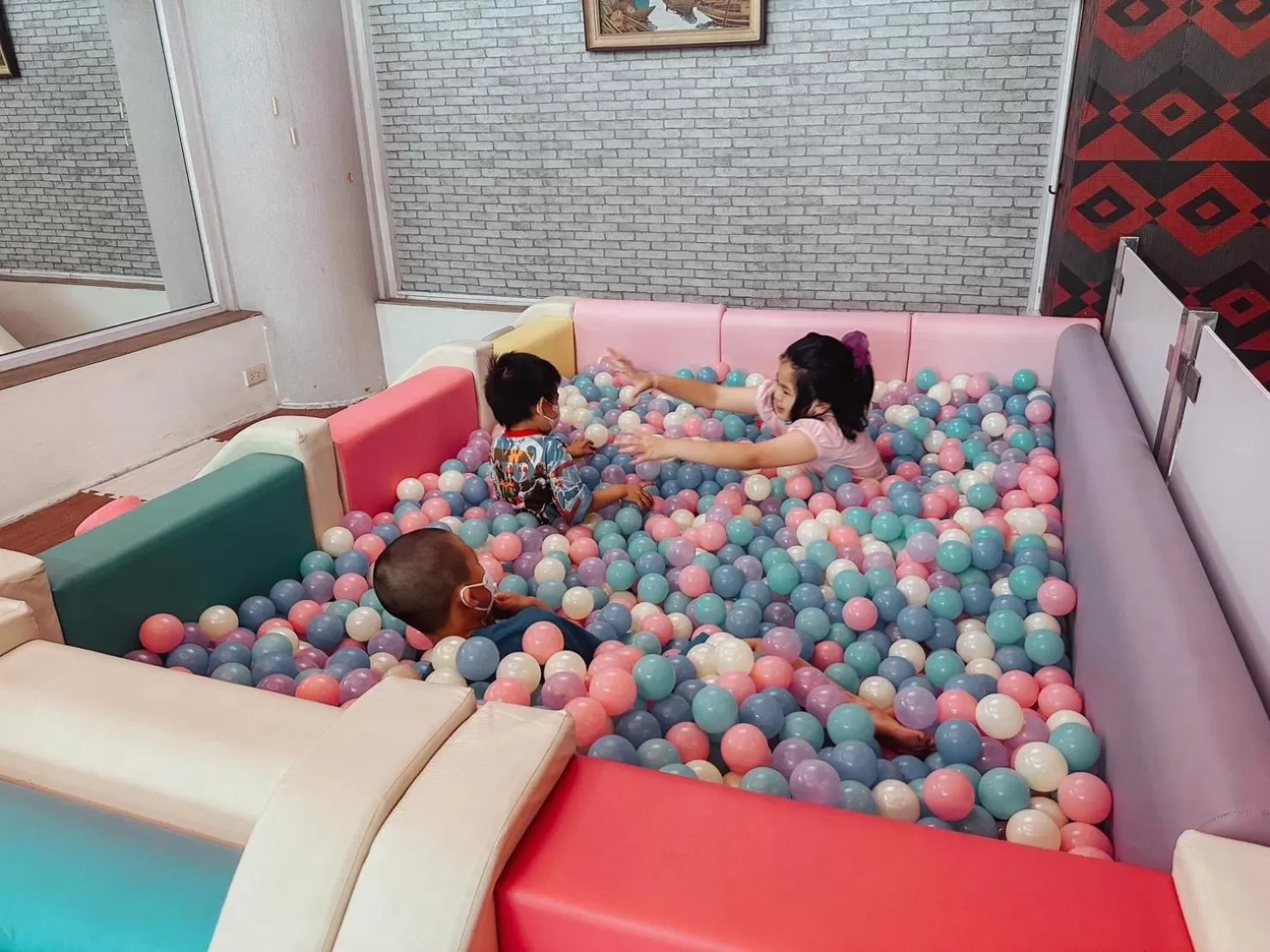 People in Hotel De Khuvieng