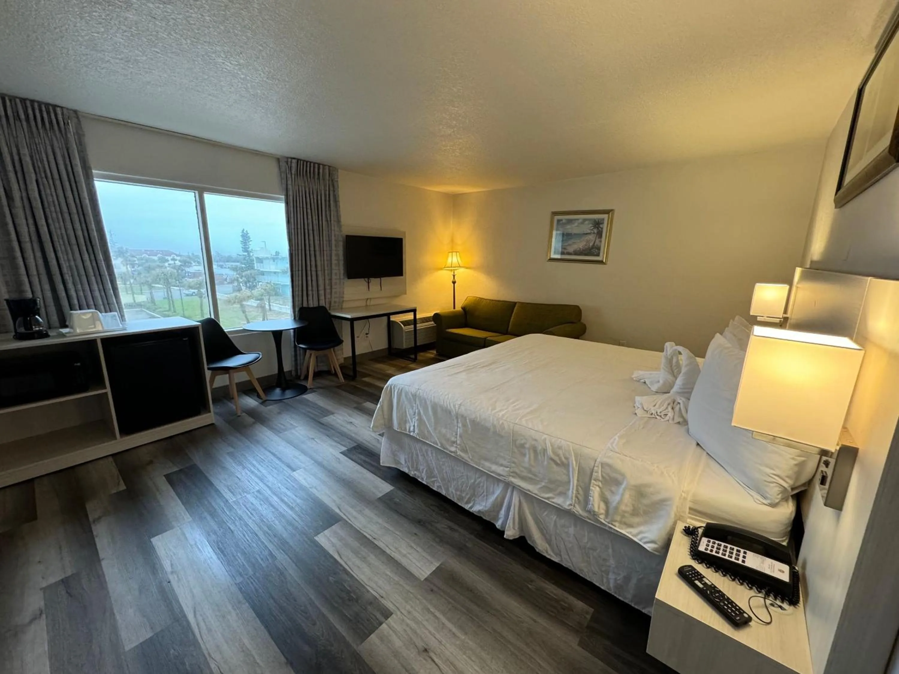 Photo of the whole room, Bed in Emerald Shores Hotel - Daytona Beach