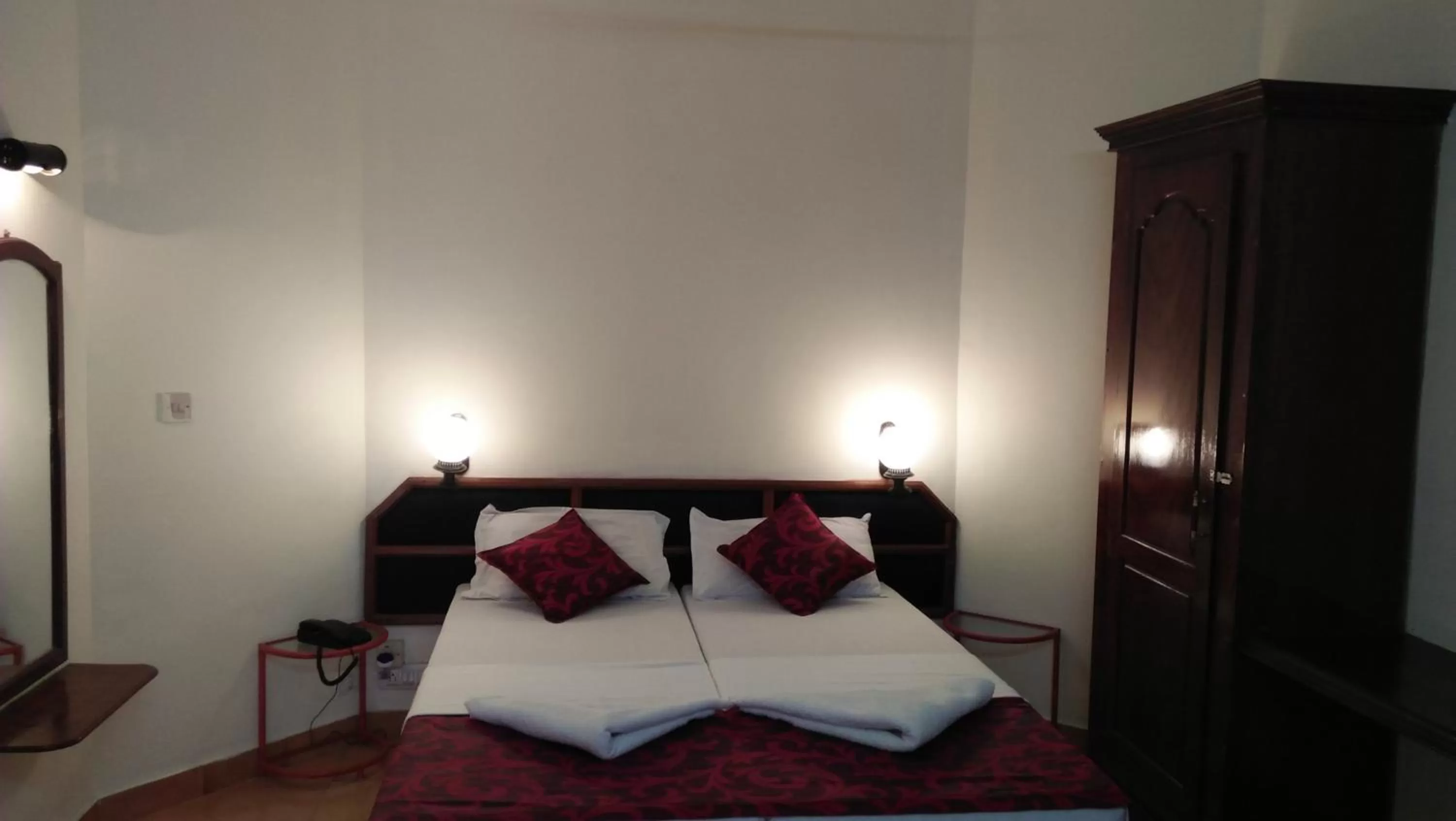 cot, Bed in Hotel Thushara