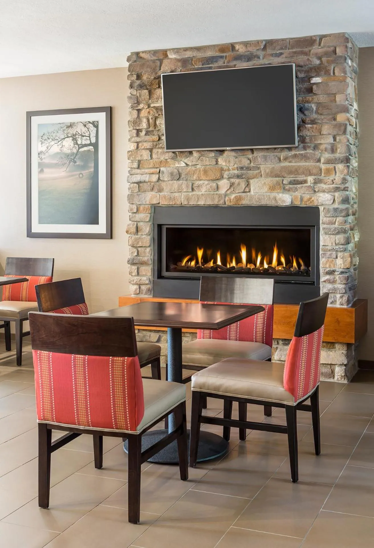 Communal lounge/ TV room in Comfort Suites Hartville-North Canton