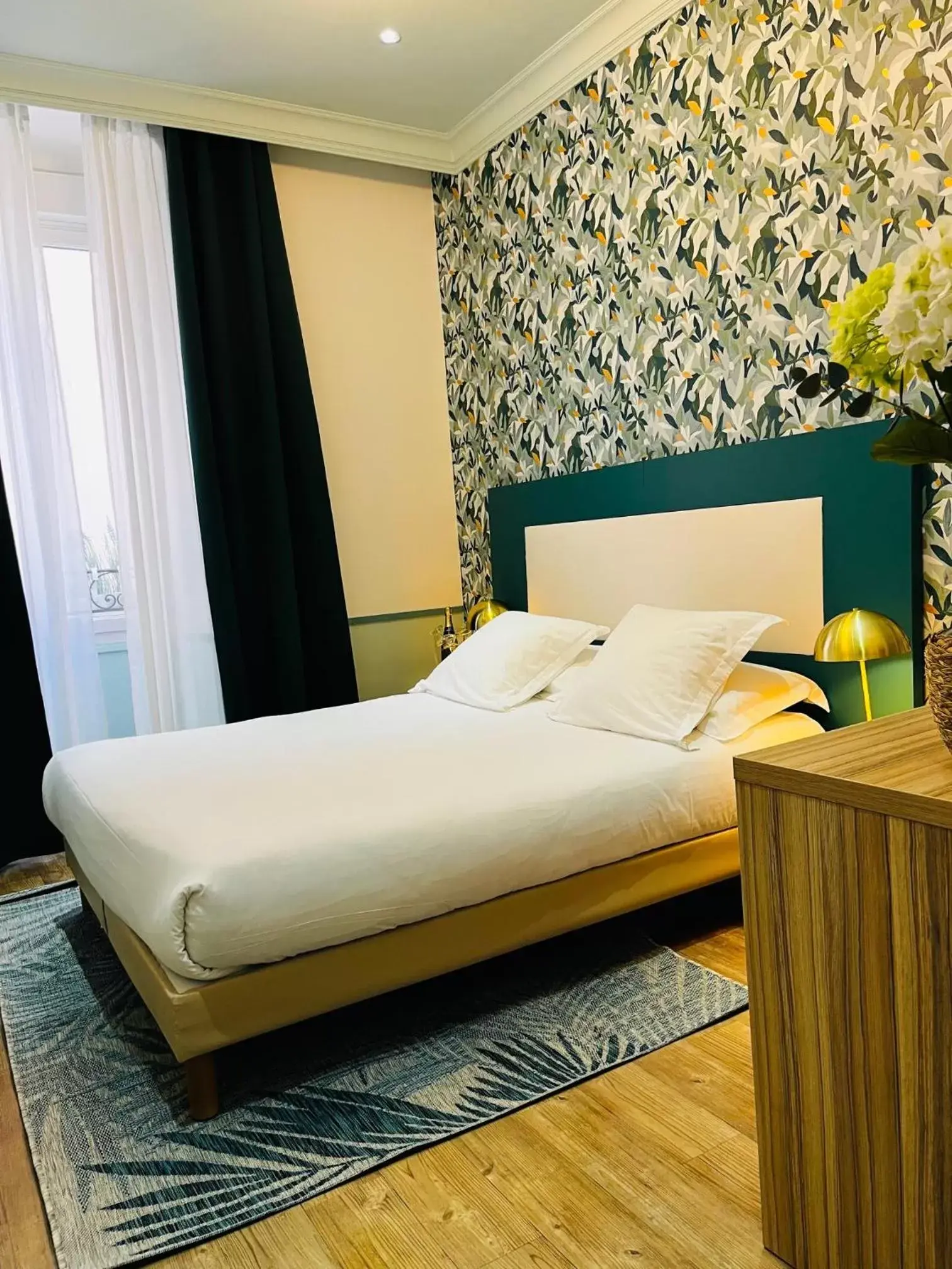 Chambre Supérieure - single occupancy - Côté Ville in Hôtel De Londres Chambre Supérieure - single occupancy - Côté Ville in Hôtel De Londres