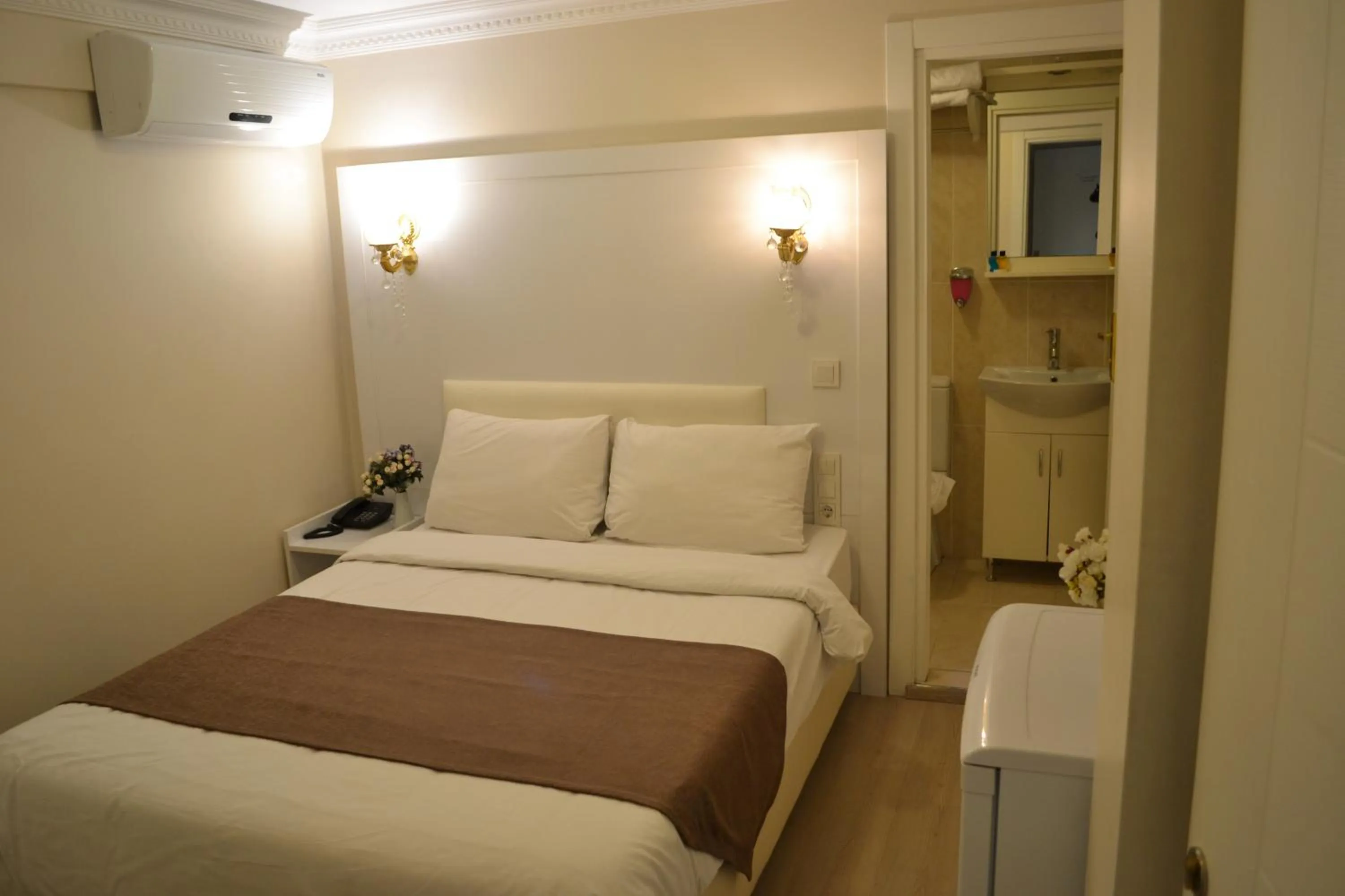 Bathroom, Bed in New Fatih Hotel