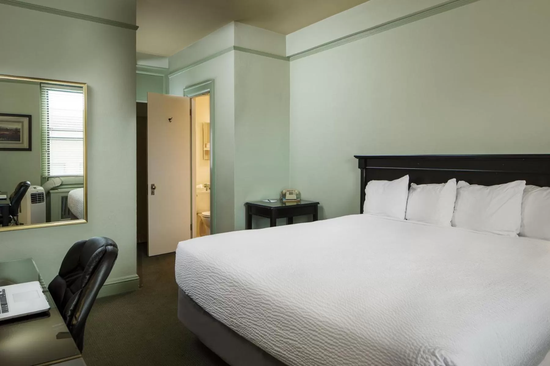 Bed in Finlen Hotel and Motor Inn