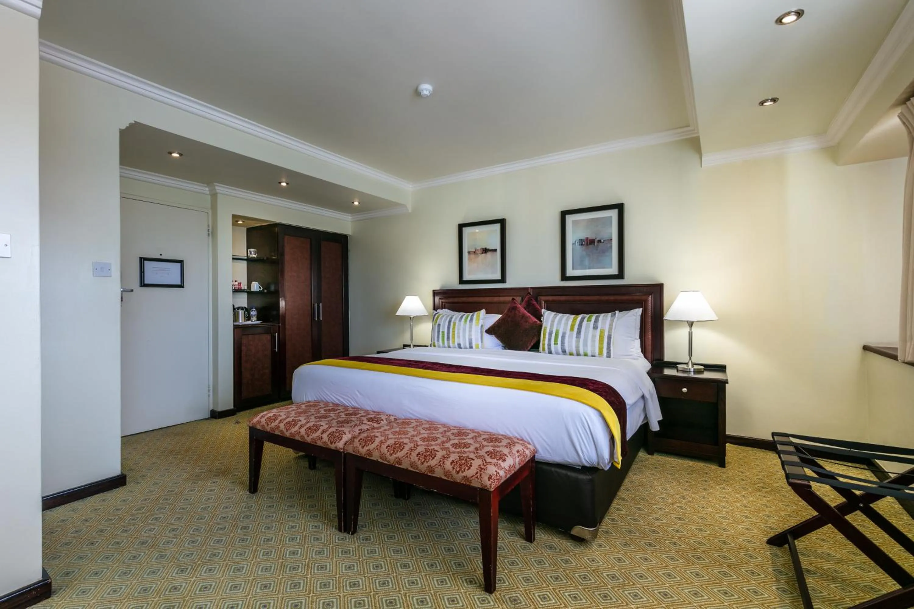 Bedroom, Bed in Cresta President Hotel