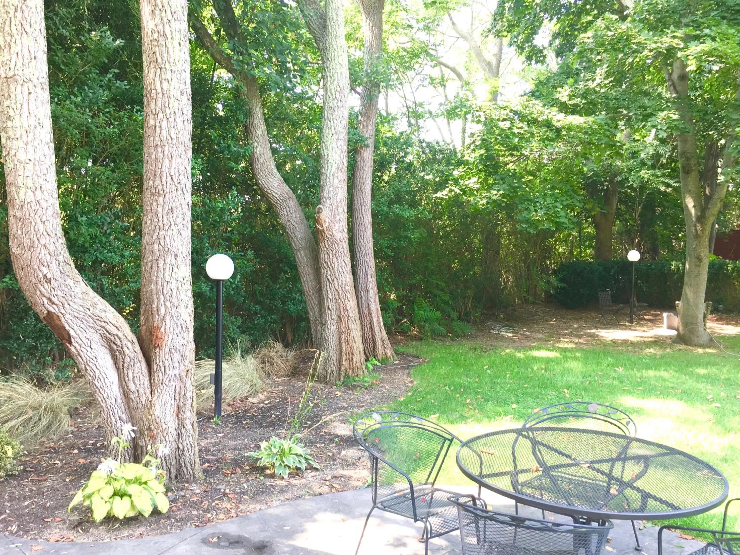 Patio in Shorewood Inn