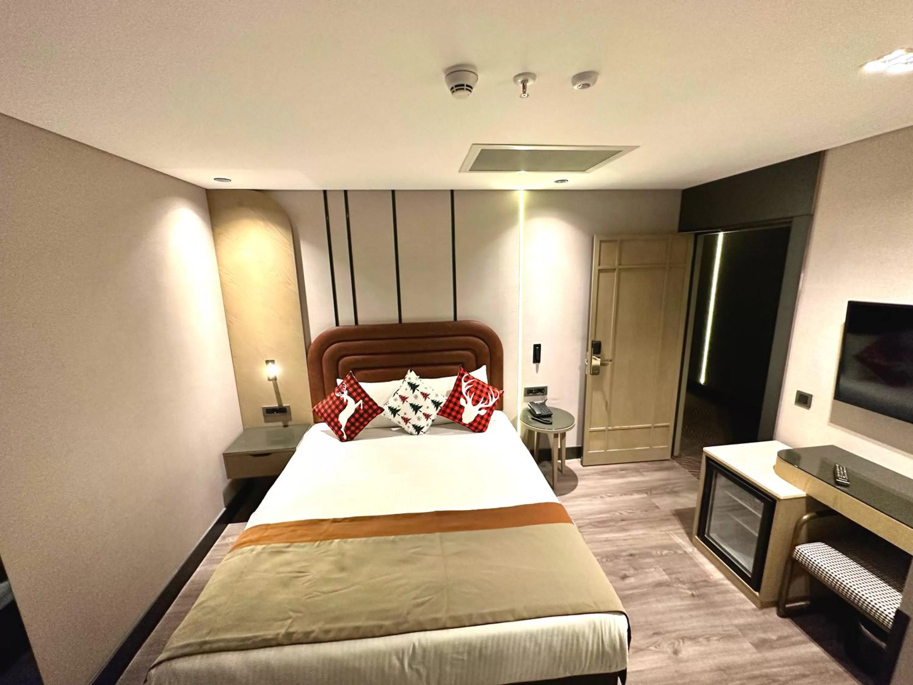 Photo of the whole room, Bed in Edition Old City Hotel