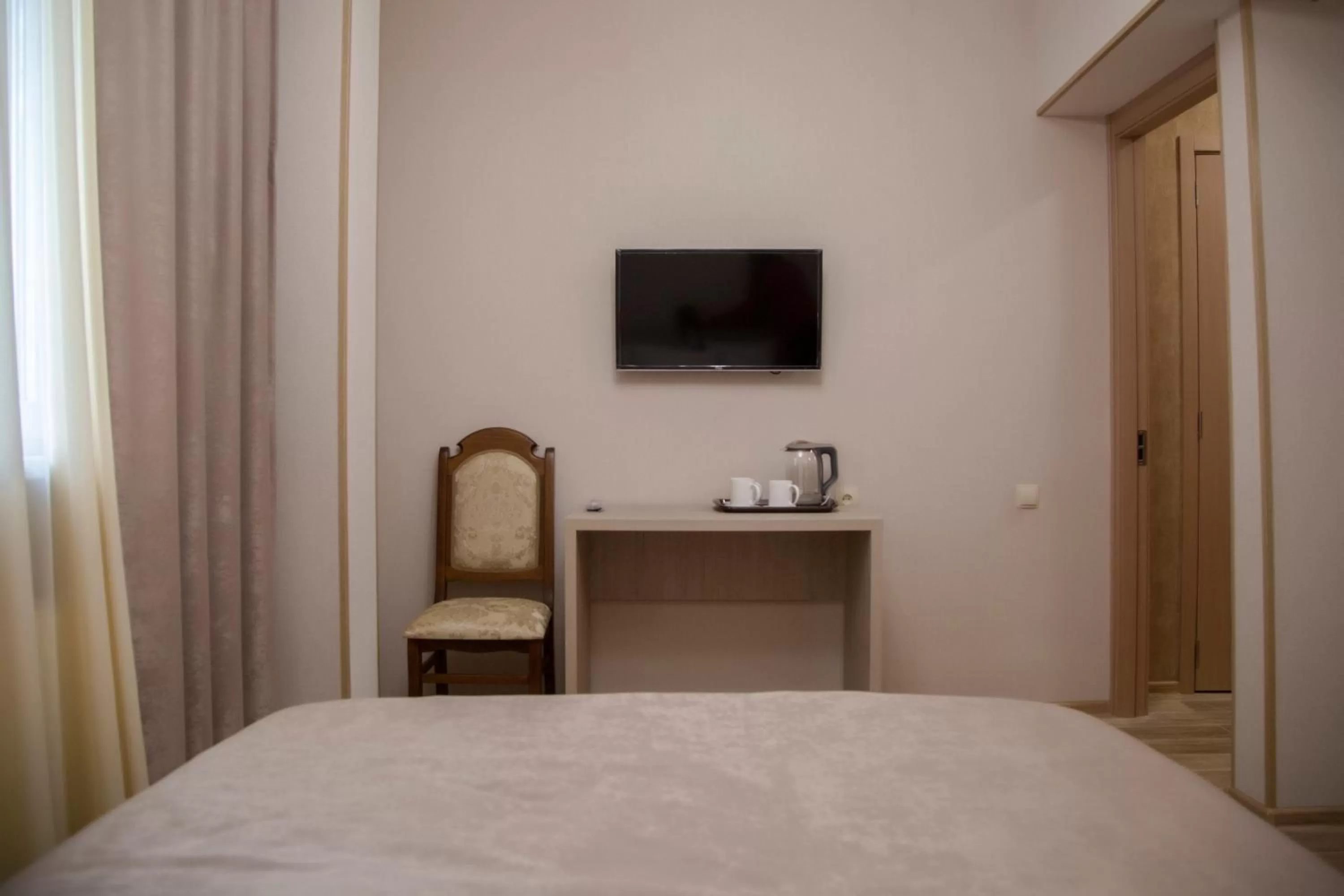 Coffee/tea facilities, TV/Entertainment Center in Family Hotel Triston