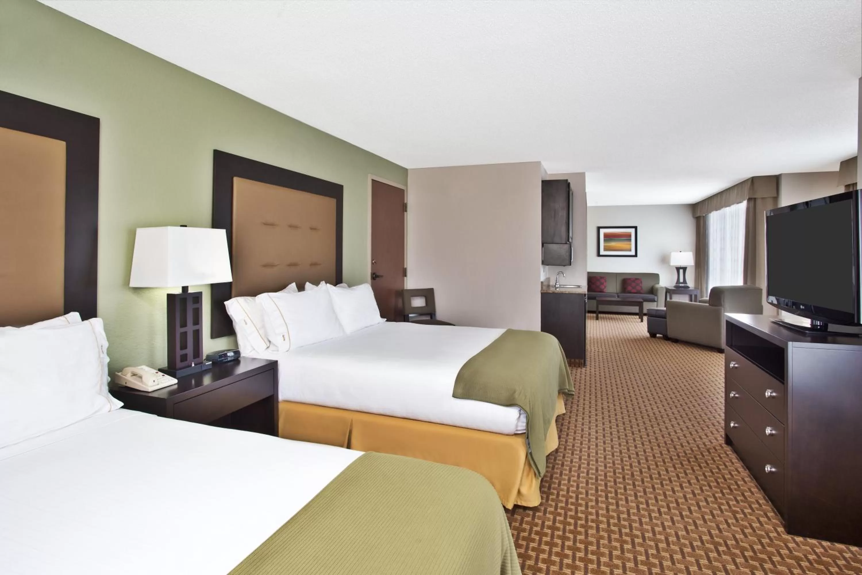 Photo of the whole room, Bed in Holiday Inn Express Hotel and Suites Harrington - Dover Area by IHG