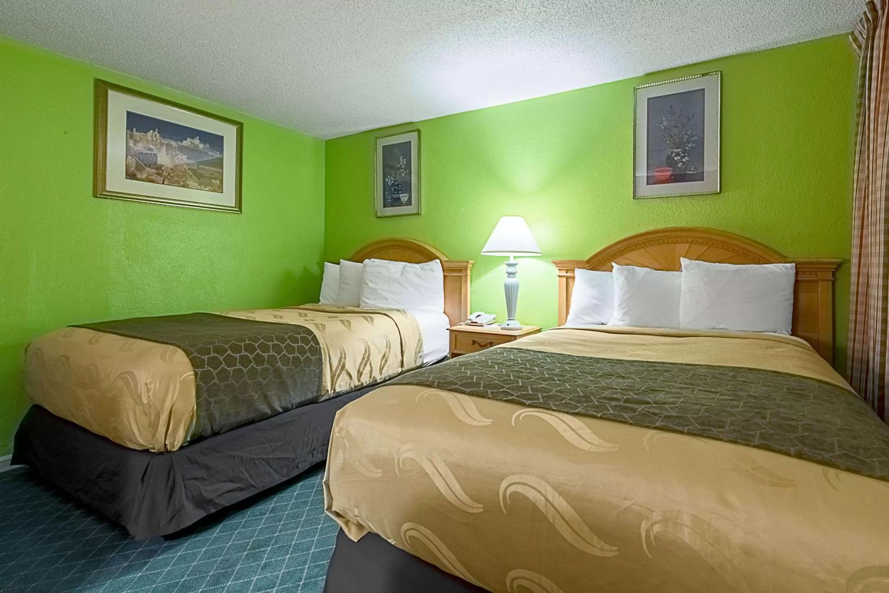 Photo of the whole room, Bed in Highway Inn