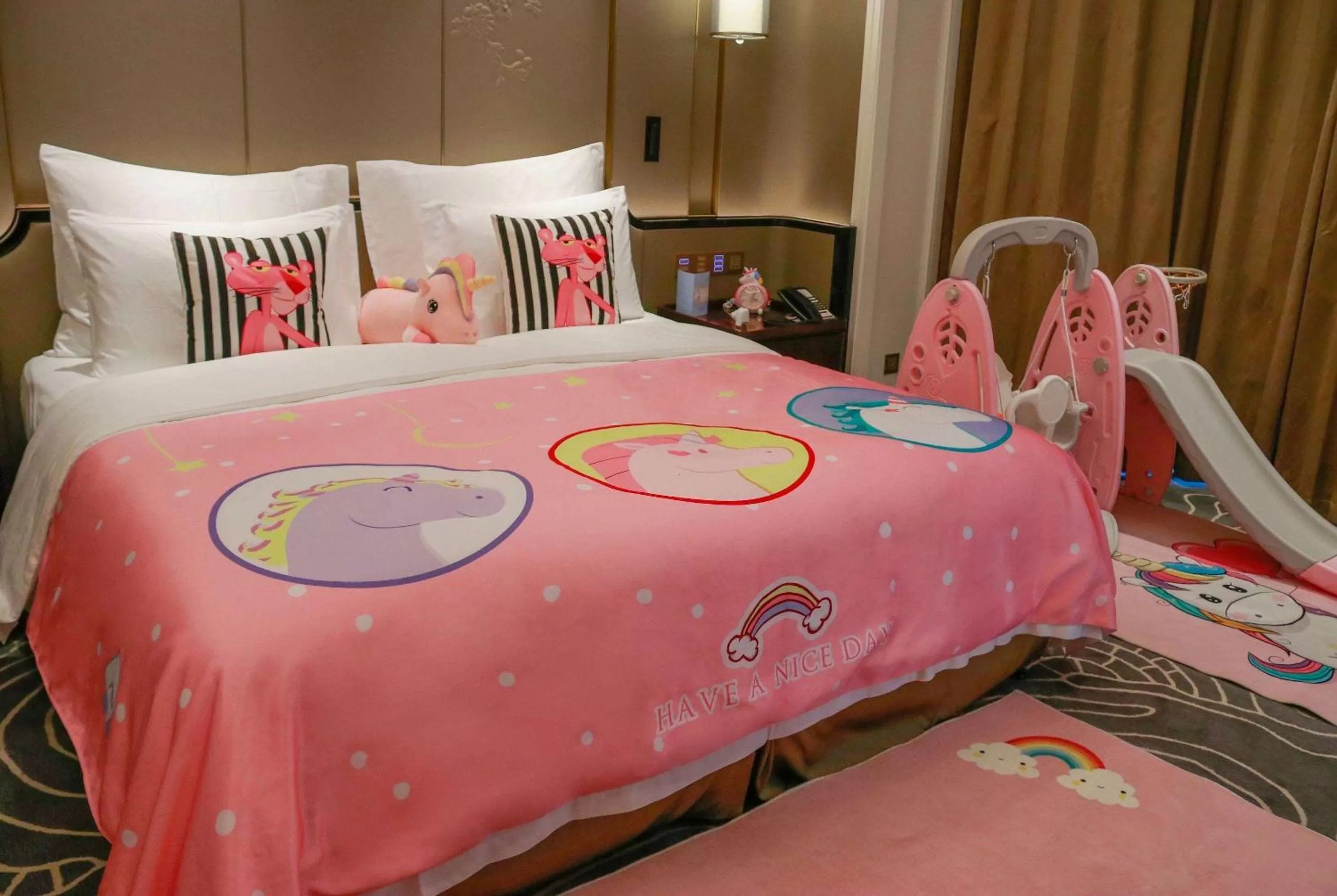 Bed in Wyndham Qingdao l Free Fixed-Time Shuttle Service Between Hotel and Airport & North Railway Station l Outdoor Children's Amusement Park l 1-Hour Play Snooker or Table Tennis