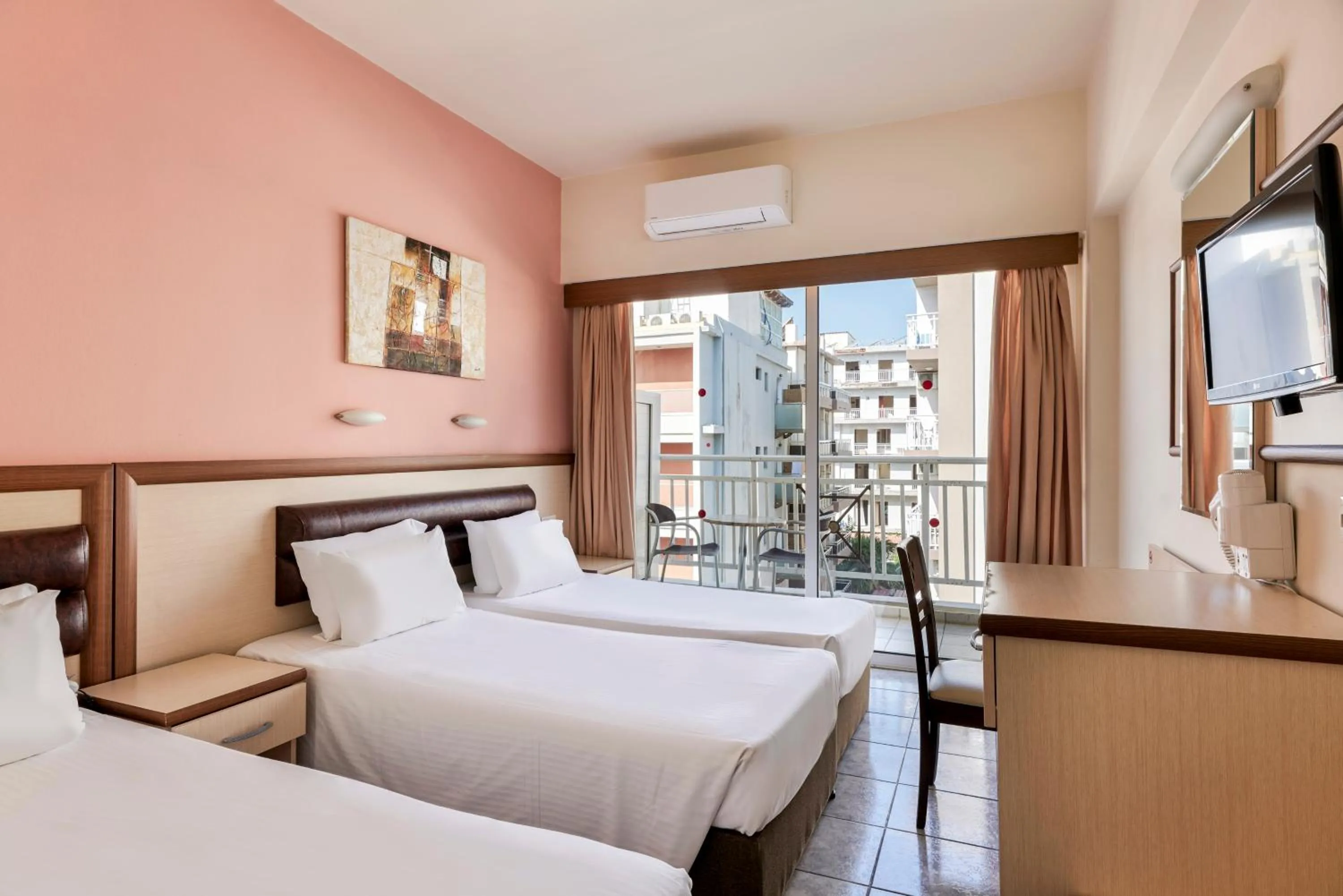 Photo of the whole room, Bed in Pearl Hotel