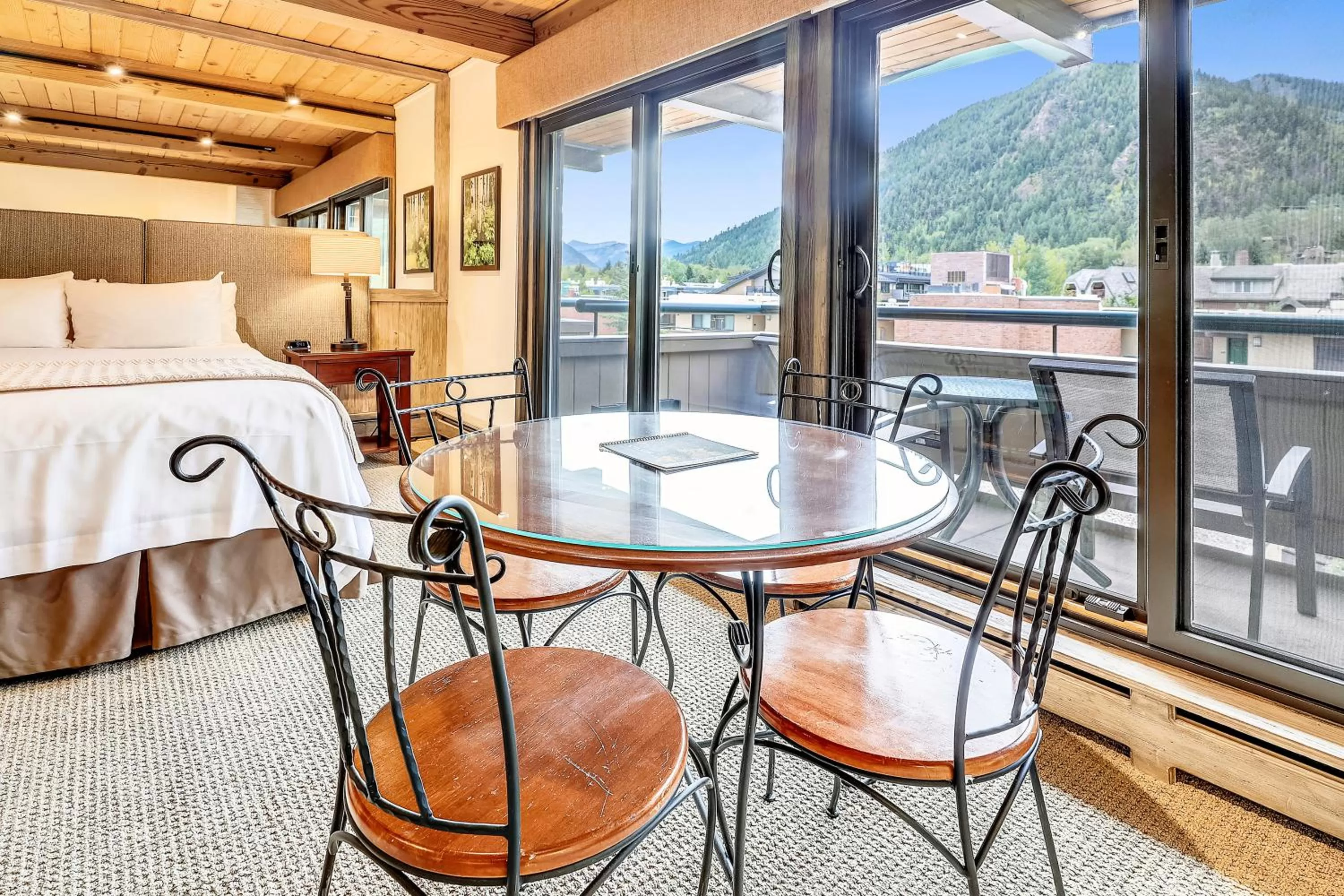 Dining area, Bed in Aspen Square Condominium Hotel