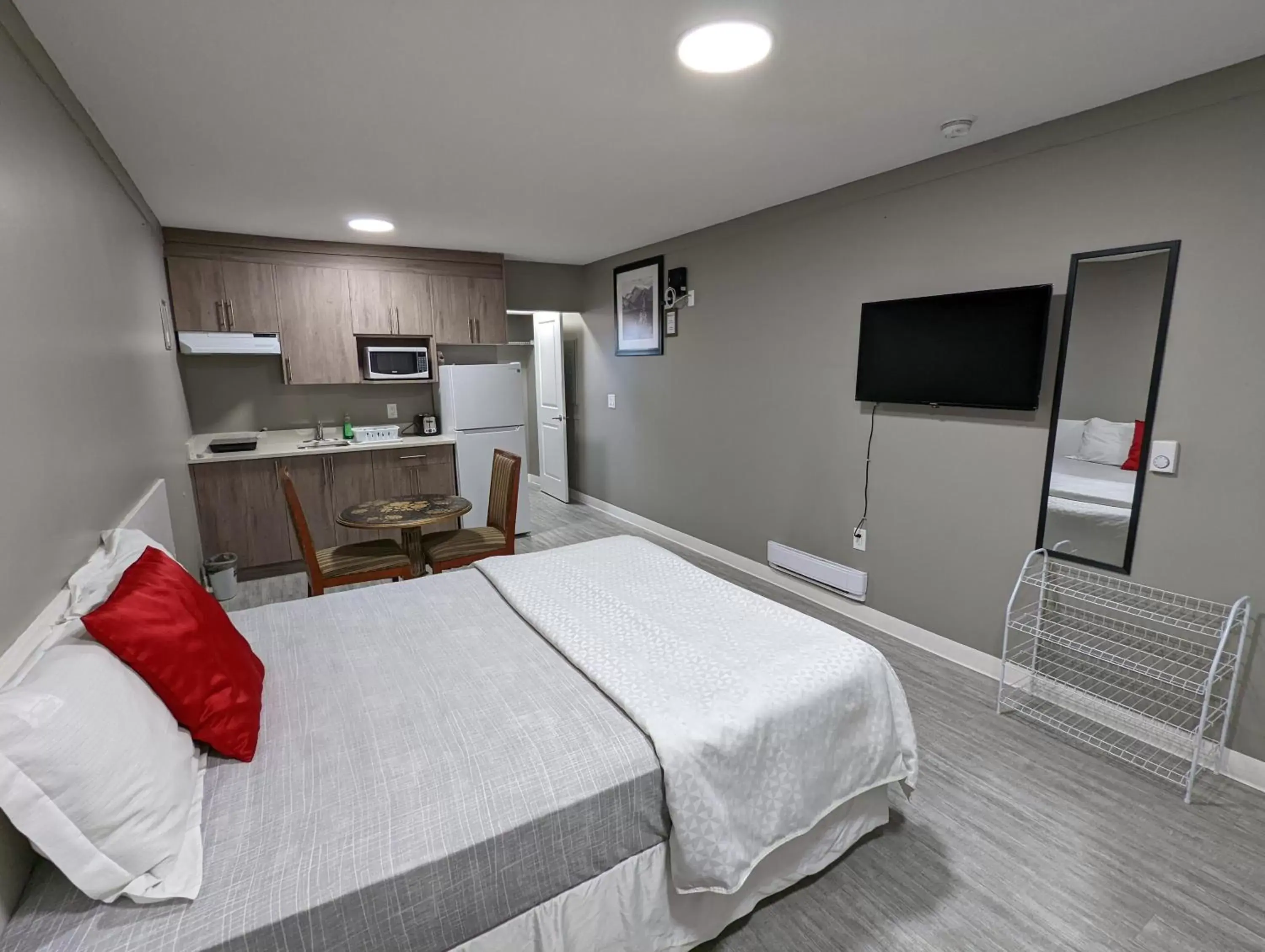 Queen Suite - single occupancy in Riverside Motel & Suites Queen Suite - single occupancy in Riverside Motel & Suites