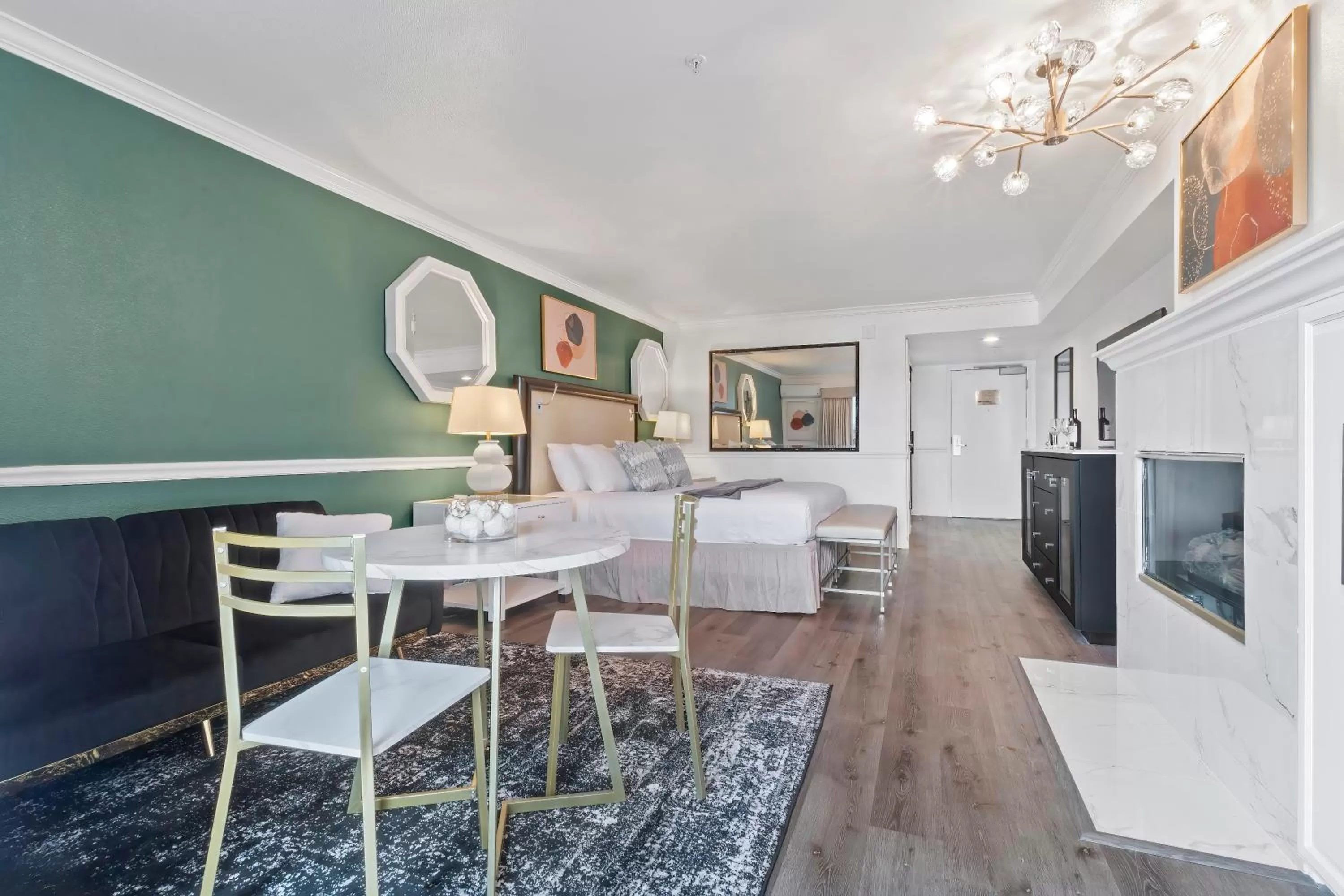 Seating area in Ascot Suites Morro Bay