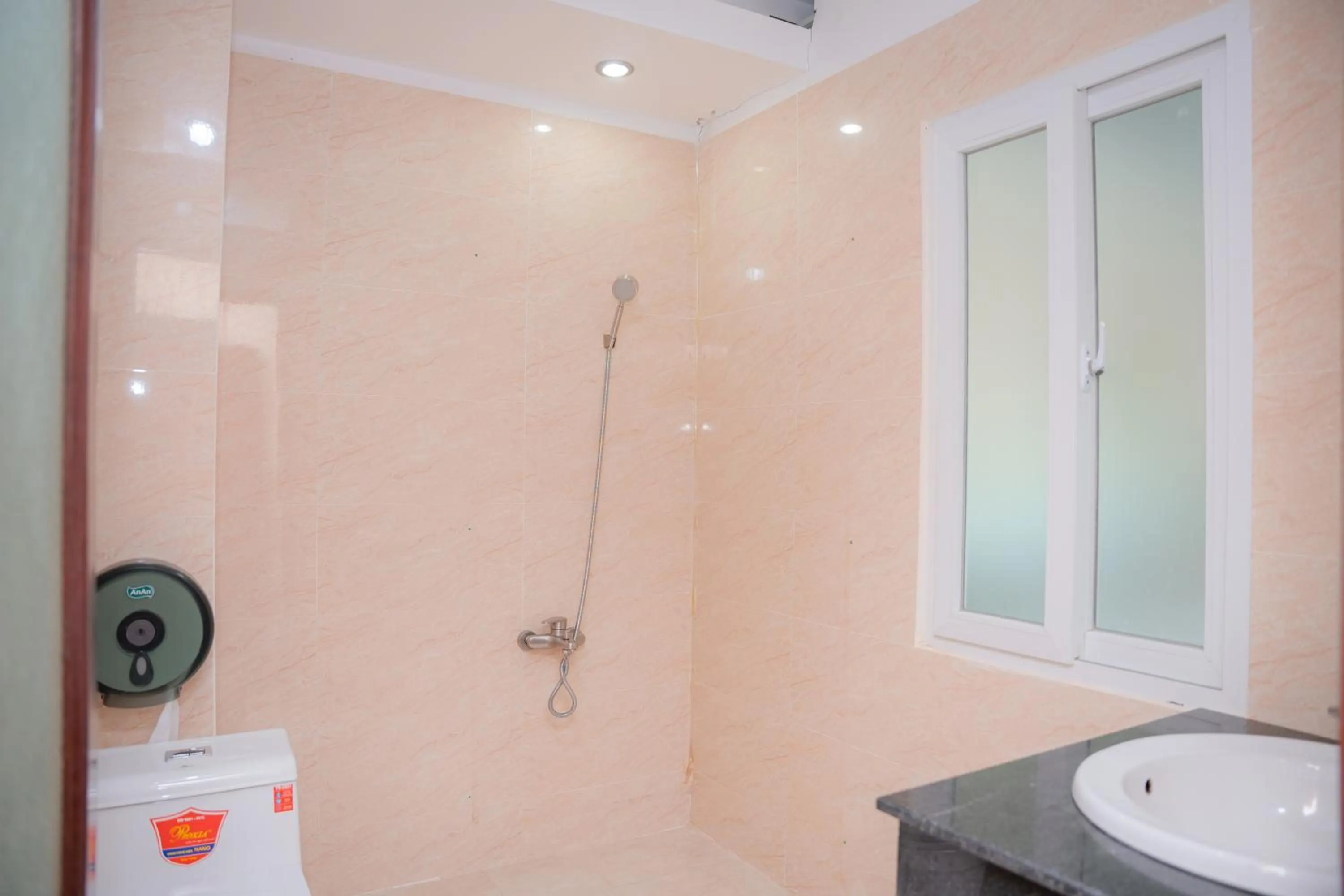 Shower in Duc Minh Saigon Airport Hotel