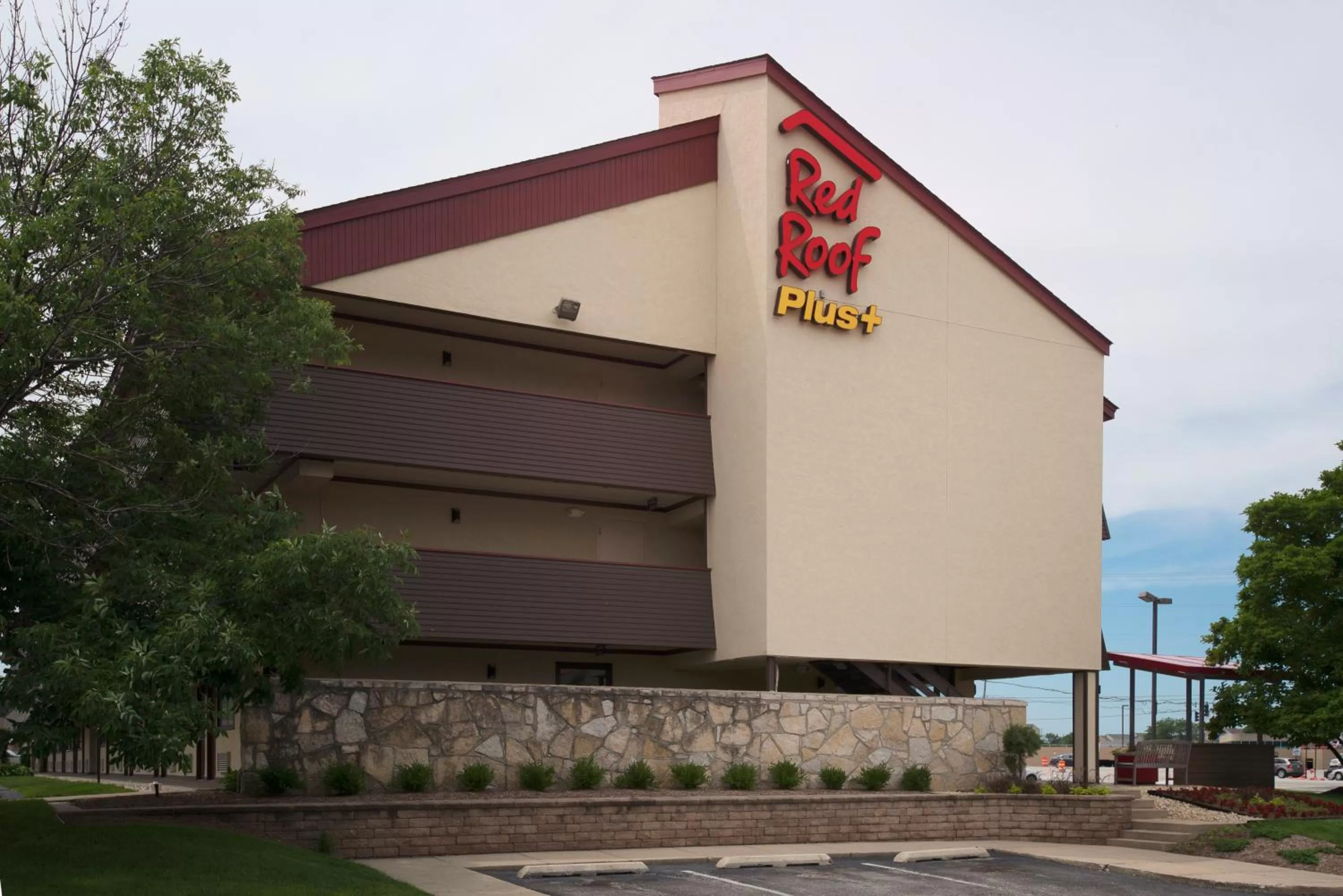 Property building in Red Roof Inn PLUS+ Chicago - Naperville