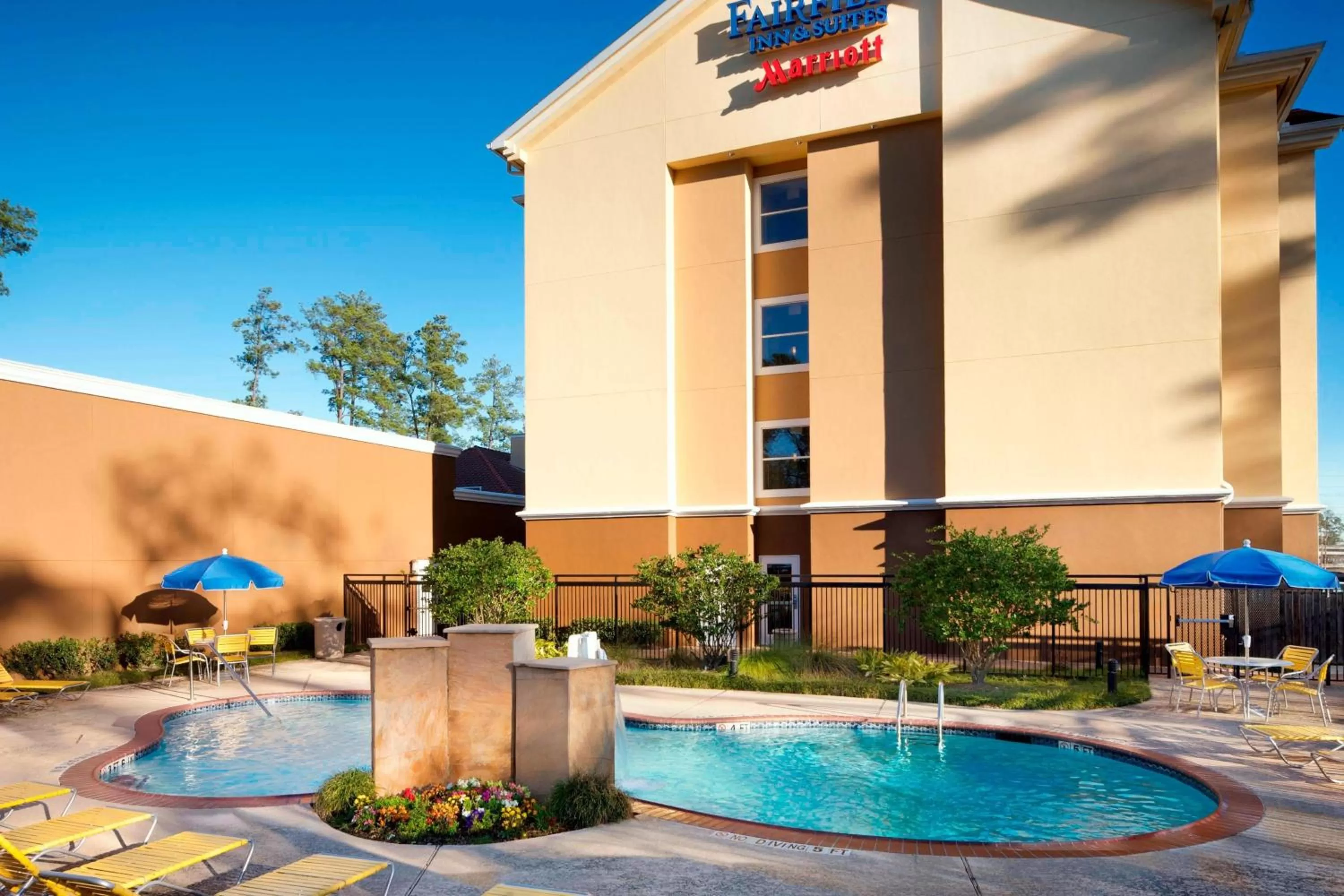 Swimming pool in Fairfield Inn & Suites Houston Intercontinental Airport