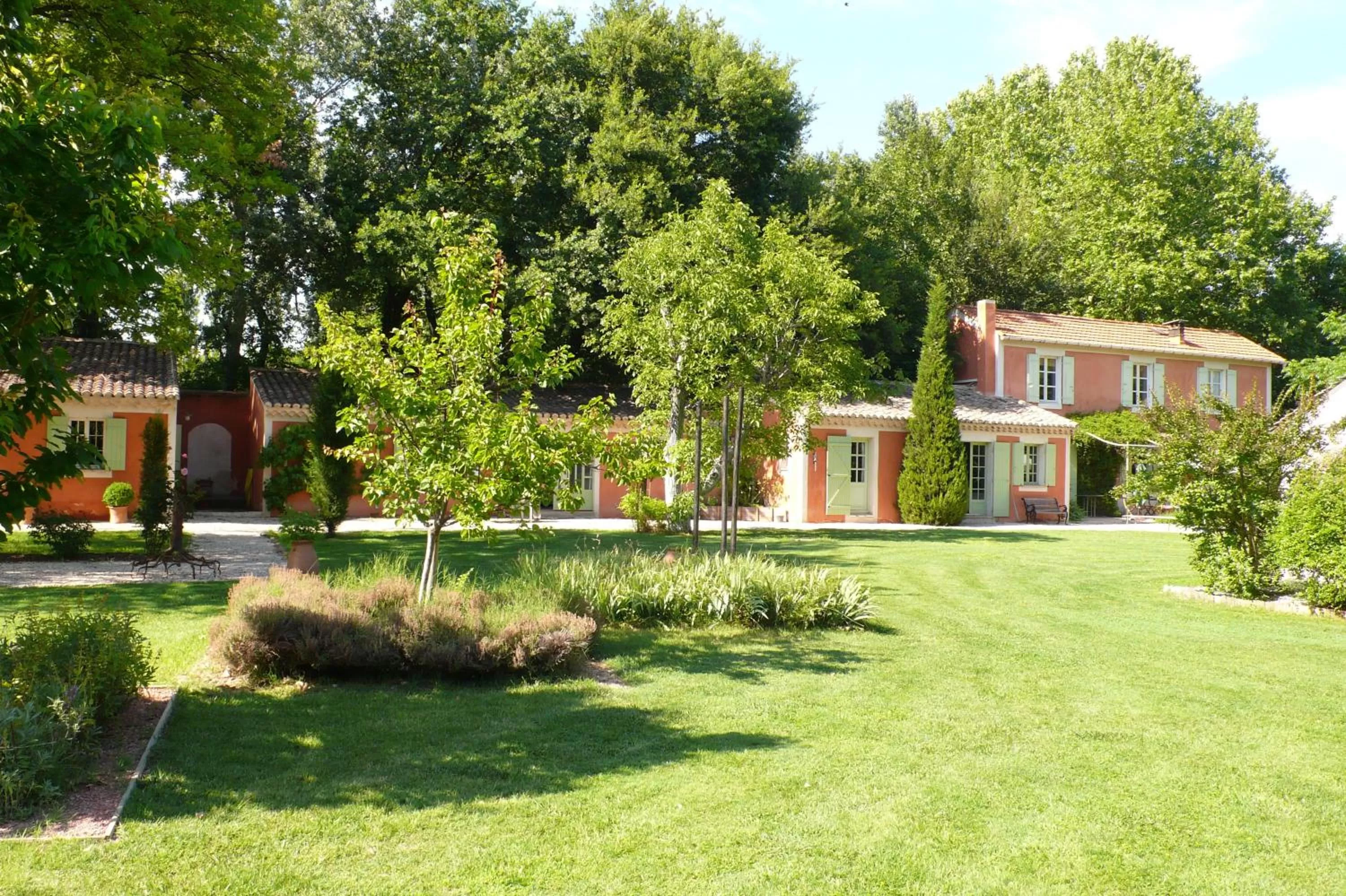 Property building in Le Pavillon Vert - B&B