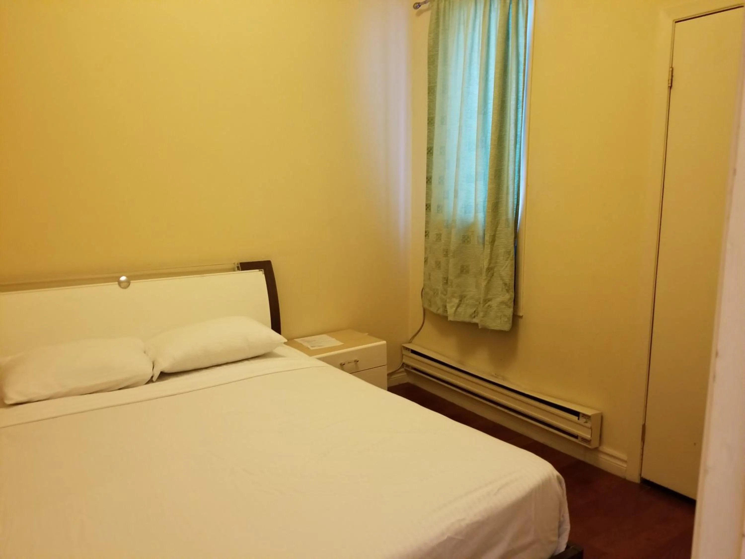 Bedroom, Bed in Dragon Gate Inn