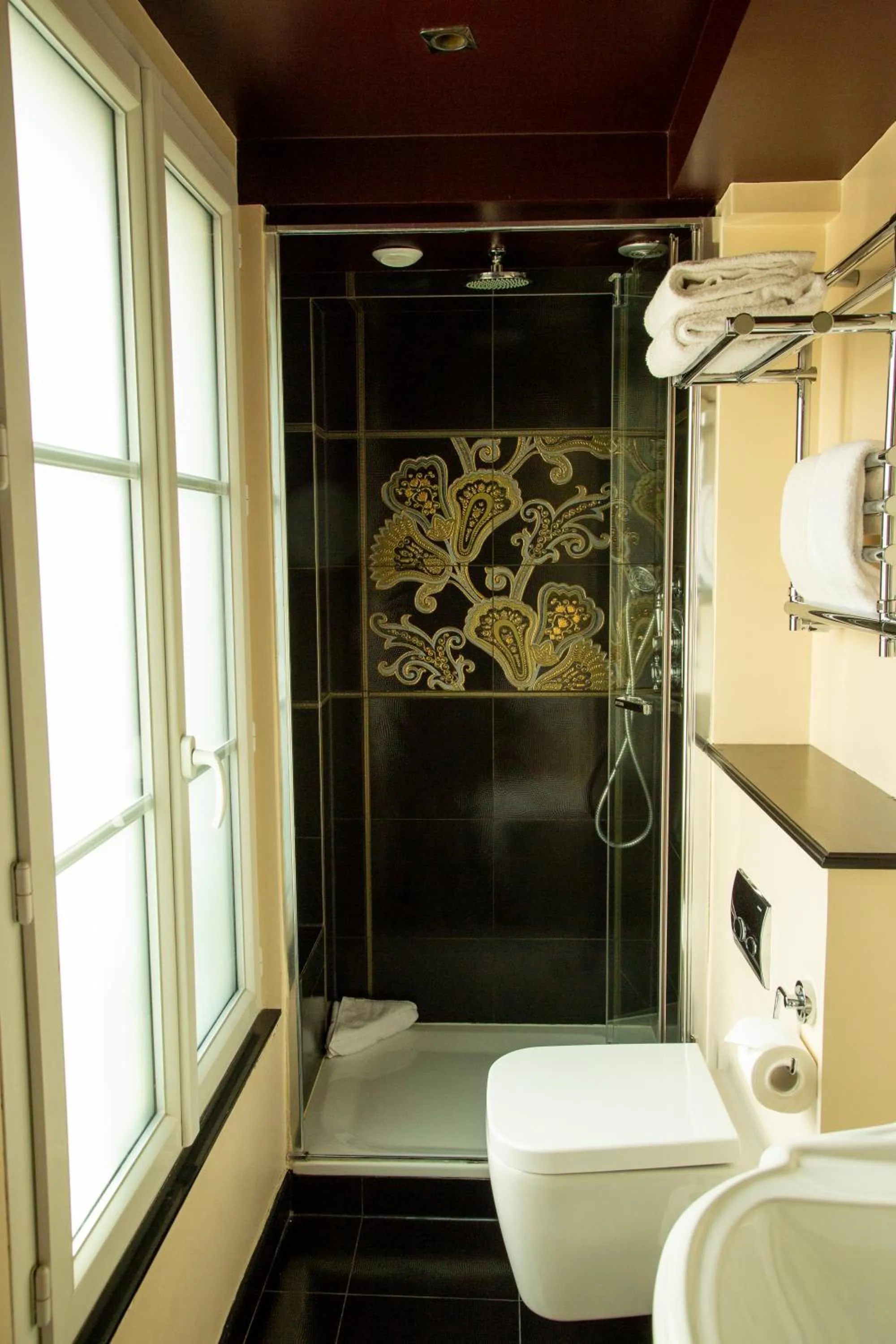 Shower in Hotel Du Beaumont